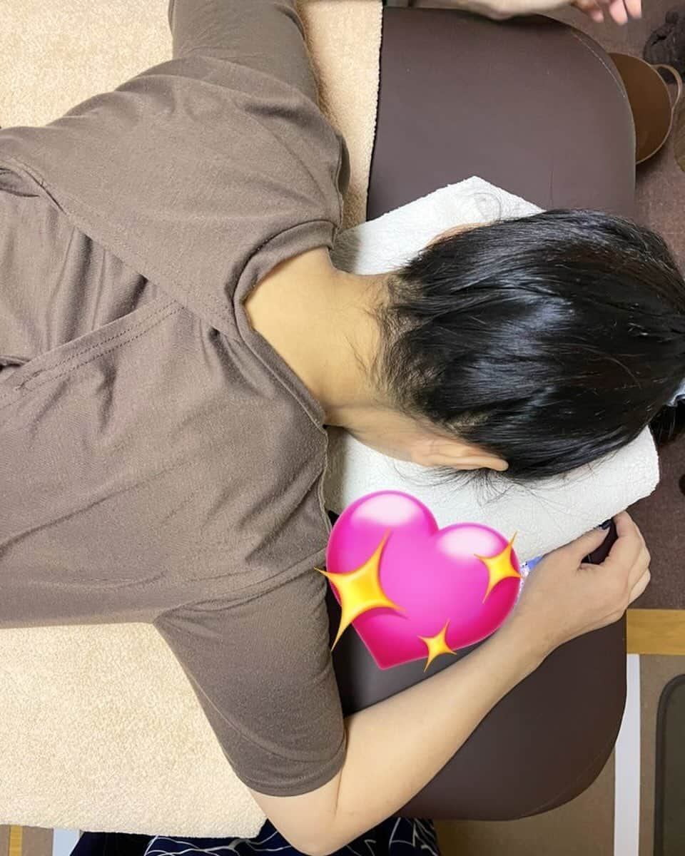 伊織涼子さんのインスタグラム写真 - (伊織涼子Instagram)「かおちゃん整体中に  次女「ただいまぁ」と帰宅⁉️ 12時間さえ経たずに笑  ペンちゃんは伊織ペンだな🤣  #島津かおる  #青空ひかり   写真 かおちゃん整体中」12月18日 15時10分 - ryouko178