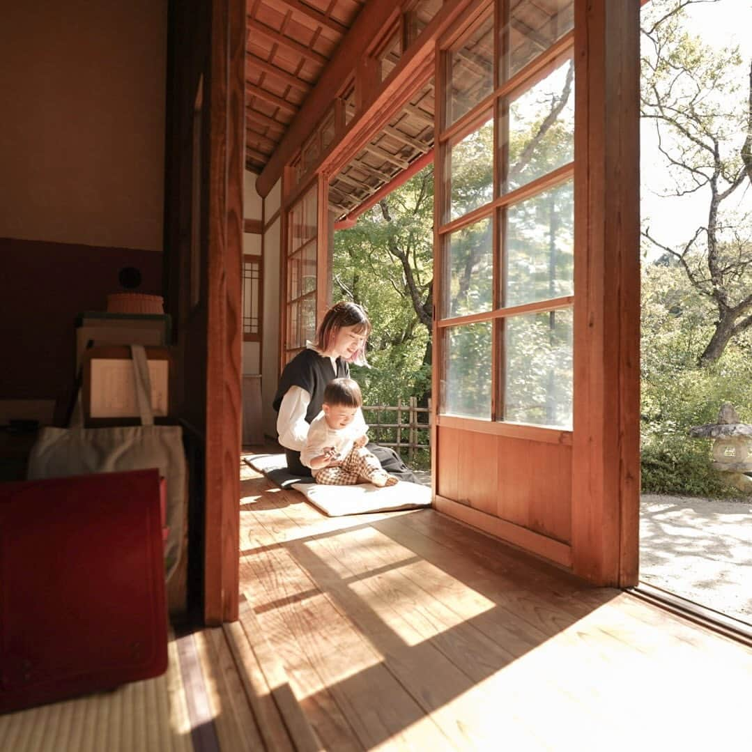 mai1220のインスタグラム：「サツキとメイの家🏡 もう感無量😇 ここでご飯食べてたよね！とかここからカンタがおはぎ持ってきたよねー！とかみおとずっと同時に喋ってた笑 再現出来るレベルの2人😂  縁側にはると座って🤎 光の差し込み具合まで完璧👏  ベビーカーはこちらの施設入り口にて預けました！  #ジブリパーク #子連れジブリパーク #宮崎駿ワールド #ジブリ好きな人と繋がりたい #ジブリの世界 #どんどこ堂 #どんどこ森 #トトロ #サツキとメイの家 #縁側日和」