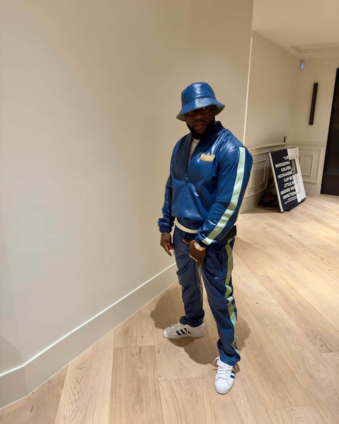 ケビン・ハートのインスタグラム：「If it ain’t leather it ain’t right 😂😂😂😂😂」