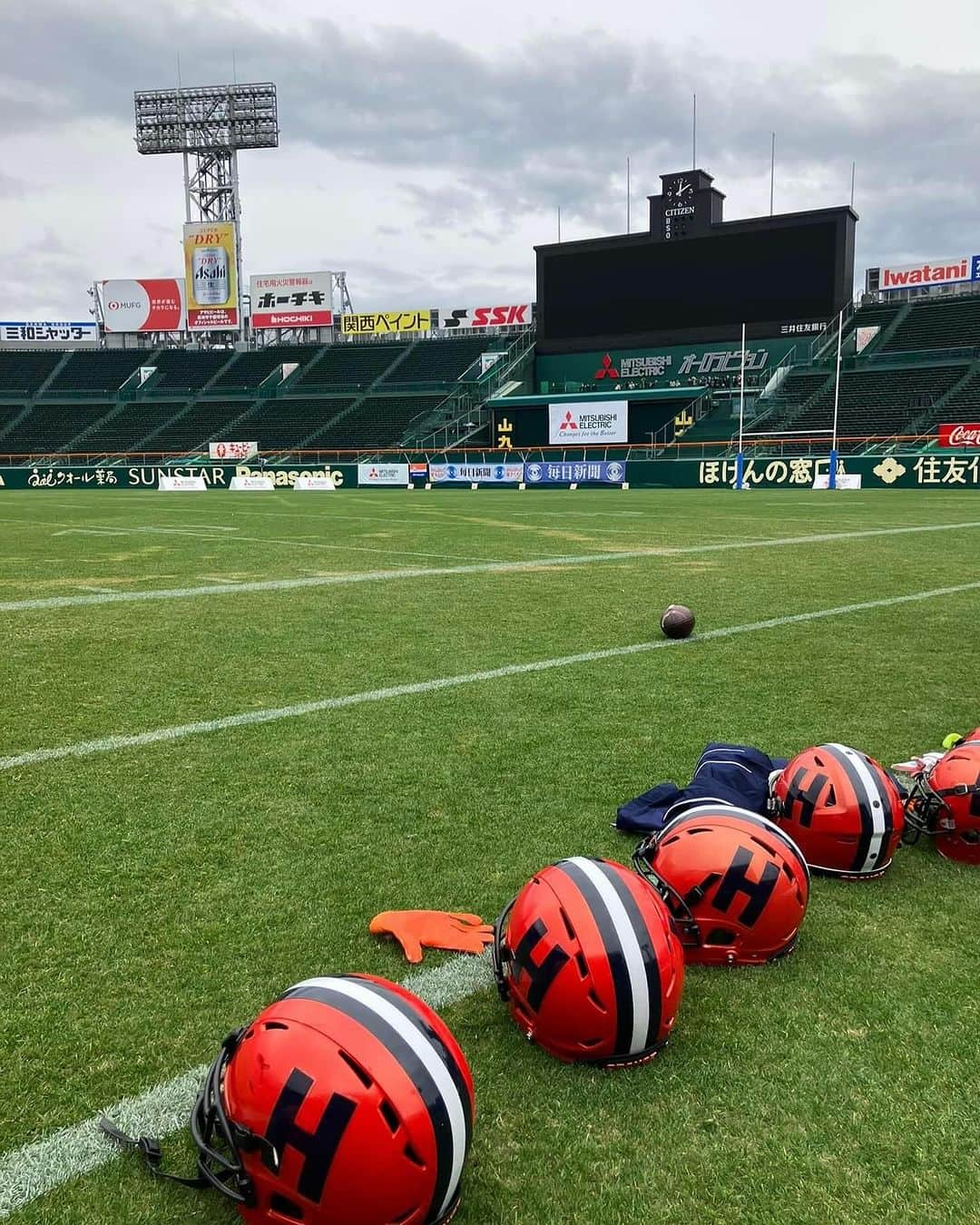 安田秀一さんのインスタグラム写真 - (安田秀一Instagram)「「自由と進歩」  法政の学風。  普通なら  「自由」には「責任」  とか  「進歩」には「努力」  とか「陰と陽」を持ってくるけど、法政は「陽と陽」。日本には珍しいくらいの明るくて前向きな精神だ。そんな学風のもと、僕個人としては最高の4年間をすごすことができた。  ただこの「陽と陽」を、今の日本で貫き通すのは本当に難しい。  今の日本は罰ばかり。気づけば日大フットボールもなくなった。より罪深き人々は自らの罪を償うことなく居直ることで勝つという硬直した社会、「陰」が強い世の中だ。  だからこそ「陽」「明るさ」で突き抜けることに価値がある。  圧倒的な劣勢の恐怖 敗北に向かう屈辱的な時間の長さ…  観客やベンチの重苦しいムードをひっくり返すのは徹底した「陽」しかない。そんな学風に惹かれて集まっている集団なのだから、「陽のエネルギー」でしか活路は切り拓けない。  だからこそ…当たり前だけど…次に活かして欲しい。振り返れば秋の早稲田戦でも同じ思いだったのではないか。敗北に向かう「陰のオーラ」を自ら受け入れてたのでないか。  たった6試合しかない成長の機会。関西は厳しい試合を2試合乗り越えないとあの場には立てない。日大のいない今年、我々はもともと成長する機会、恐怖と不安に支配されるような場面乗り越えるという機会を失っていたわけだから…あの場で普段通りのプレイができるはずがないだろう。  「負けに不思議の負けなし」  敗北に向かう「陰のオーラ」を忘れないこと。  「敗北は自らに原因がある」とは孫子の言葉。やり直しのきかない戦闘を勝ち抜き、現代社会にも大きな影響を与えるその兵法には「負け」を受け入れる場所などどこにもないのです。  人生は選択の連続、今この瞬間からすべての選択を「陽」にするトレーニングをしみて下さい。自分の中の「前向きな勇気」を鍛えて続けて下さい。  「自由と進歩」を貫き通し、明るく元気に前向きに勝ち続けること。  そして、社会に明るいメッセージをとどけること。  現役はもちろん、卒業してもなお我々はそんな「チーム」であろう。」12月18日 7時16分 - yasudashuichi_dome