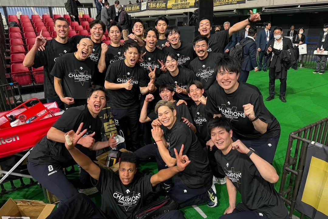 山本智大さんのインスタグラム写真 - (山本智大Instagram)「天皇杯優勝することができました🥇✨ 初タイトル嬉しいです！！次はVリーグ優勝に向け頑張りたいと思います！ たくさんの応援ありがとうございました📣 #バレーボール #パナソニックパンサーズ #天皇杯皇后杯 #初タイトル #最高でーす #zamst」12月18日 7時44分 - tomohiro_yamamoto