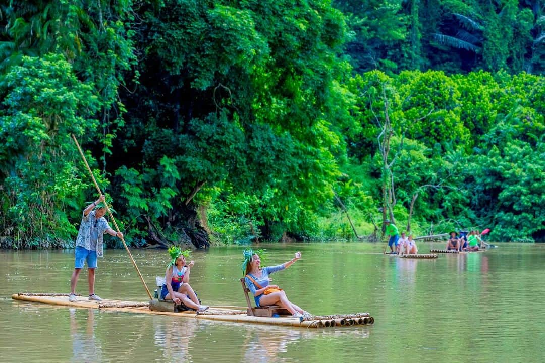 タイ国政府観光庁のインスタグラム：「. 世界最古の熱帯雨林がある「カオソック国立公園」からおはようございます☀️ᐝ  タイで22番目に国立公園として指定された、カオソック国立公園🌿 総面積738.74㎢の熱帯ジャングルで、ここの熱帯雨林はアマゾンよりも昔から存在する、世界最古のもののひとつとされています🌴 ダイナミックな峡谷や切り立つ岸壁も、圧巻のスケールです👏✨  カオソック国立公園があるのはスラーターニー県ですが、パンガー県のビーチリゾート・カオラックからもアクセス可能💡　車で片道1.5～2時間ほどのため、カオラックから日帰りすることもできちゃいます🙆‍♀️  なかでも人気なのは、公園内の人口湖・チャオラン湖（ラチャプラパーダム）を、約2時間で周遊するクルーズツアー🛥　最大では水深200mもある湖から、「タイの桂林」と称される、100以上の小島が連なった景観を堪能できます💙　まるで映画『アバター』の世界のようだという声も😳💗  400種以上の生物が生息するカオソック国立公園では、ほかにもバンブーラフティングやトレッキングなど、さまざまなアクティビティが楽しめます👟💨  神秘のパワーに満ち溢れた、タイの大自然に触れに行きましょう🌱💚  今日も素敵な1日をお過ごしください💐  ★参考になった！と思ったら、あとで見返せるように、 画像右下にある保存ボタン🔖をタップ！  #タイ #スラーターニー #パンガー #カオラック #カオソック国立公園 #国立公園 #自然が好き #冒険 #秘境 #今こそタイへ #こんなタイ知らなかった #もっと知りタイ #はじめてのタイ #タイ旅行 #パンガー旅行 #旅好きな人と繋がりたい #旅行好きな人と繋がりたい #海外旅行 #thailand #suratthani #phangnga #khaosoknationalpark #hiddengems #thailandhiddengems #amazingthailand #thailandtravel #thailandtrip #thaistagram #lovethailand #amazingnewchapters」