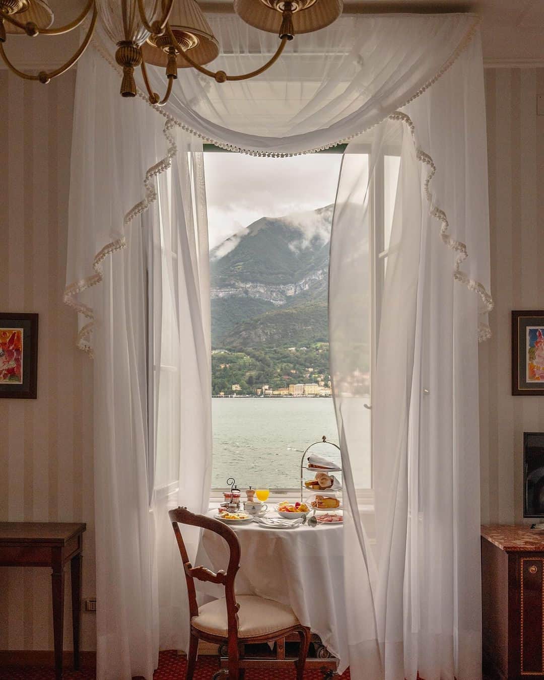 Travel + Leisureのインスタグラム：「Photo by @bei.bei.wei 🇮🇹 Ciao, Italy — the land of pizza, pasta, wine, and all things romantic. At the link in bio. find a list of common vacation mistakes to avoid on your next trip to the Boot, so you can focus on enjoying la dolce vita.」