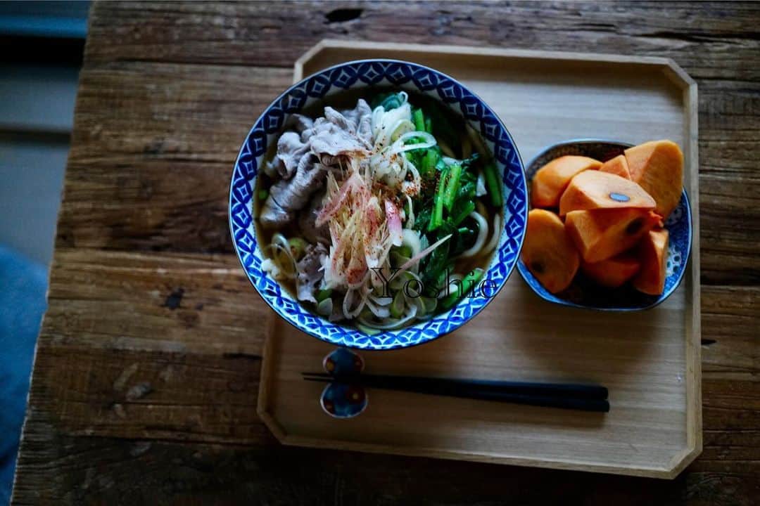 草間淑江さんのインスタグラム写真 - (草間淑江Instagram)「みなさまおはようございます。  12月18日の朝です。  今朝は、いただき物の匠うどんで朝ごはん。  冬の時期、何回かご近所の方にいただくんですが、このうどんほんと美味しいんです。  今朝は小松菜と豚肉ネギと茗荷でいただきました。  ごちそうさまでした☺️🙏  さて、今日は冷え込んでますね❄️  今週も頑張ろう！   #朝食#いただき物#匠うどん#いつもありがとうございます#ごちそうさまでした#朝の果物は金」12月18日 8時06分 - yoshie_kusama