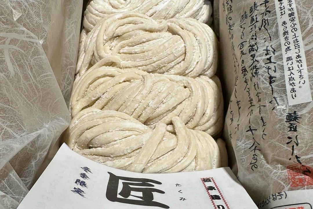 草間淑江さんのインスタグラム写真 - (草間淑江Instagram)「みなさまおはようございます。  12月18日の朝です。  今朝は、いただき物の匠うどんで朝ごはん。  冬の時期、何回かご近所の方にいただくんですが、このうどんほんと美味しいんです。  今朝は小松菜と豚肉ネギと茗荷でいただきました。  ごちそうさまでした☺️🙏  さて、今日は冷え込んでますね❄️  今週も頑張ろう！   #朝食#いただき物#匠うどん#いつもありがとうございます#ごちそうさまでした#朝の果物は金」12月18日 8時06分 - yoshie_kusama