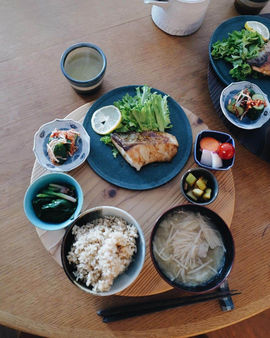 高山都さんのインスタグラム写真 - (高山都Instagram)「ブリ照り焼き定食だった昨日のブランチ。  夫がブリ好きで、スーパーで見つけるとつい買うのだけど、切り身を買う時に両面に軽くひとつまみ程度の塩をふり、20分くらい置いて出てきた水分をキッチンペーパーで拭くと、臭みが気にならなくなります。 これするだけで、魚料理の味も仕上がりも匂いも変わるので、面倒だけどわたしは毎回やるようにしてます。  下処理した切り身に、米粉をはたいて、油を敷いたフライパンで両面焼いたら、醤油、みりん、酒を混ぜたものをかけて、煮詰めて仕上げる。 食べる時に、山椒かけるのが、わたしは好きです。  ブリの照り焼き キムチ2種 ほうれん草のおひたし エノキと白菜の味噌汁 カブとにんじんとミニトマトの浅漬け 玄米  #みやれゴハン #boncobachi  #ブリの照り焼き」12月18日 8時20分 - miyare38