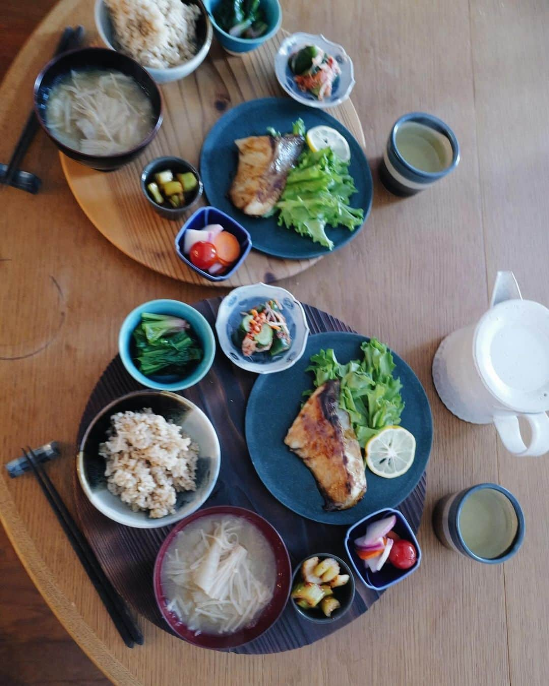 高山都さんのインスタグラム写真 - (高山都Instagram)「ブリ照り焼き定食だった昨日のブランチ。  夫がブリ好きで、スーパーで見つけるとつい買うのだけど、切り身を買う時に両面に軽くひとつまみ程度の塩をふり、20分くらい置いて出てきた水分をキッチンペーパーで拭くと、臭みが気にならなくなります。 これするだけで、魚料理の味も仕上がりも匂いも変わるので、面倒だけどわたしは毎回やるようにしてます。  下処理した切り身に、米粉をはたいて、油を敷いたフライパンで両面焼いたら、醤油、みりん、酒を混ぜたものをかけて、煮詰めて仕上げる。 食べる時に、山椒かけるのが、わたしは好きです。  ブリの照り焼き キムチ2種 ほうれん草のおひたし エノキと白菜の味噌汁 カブとにんじんとミニトマトの浅漬け 玄米  #みやれゴハン #boncobachi  #ブリの照り焼き」12月18日 8時20分 - miyare38