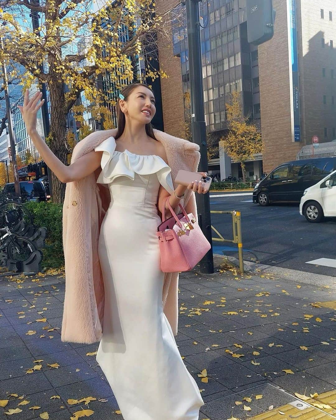 美香のインスタグラム：「皆さまおはようございます🌞！  1枚目の私、なーにをしてるんですか🤣 ダサいから本当やめたいけれど この動き私ってよくしてる気がするよね？笑  演歌でも歌い出しそうですが ただのタクシー待ち中です🚖笑 （昨日、お渡し会会場に向かうところです💖）  昨晩皆さまからいただいたお手紙をゆっくり全部読ませていただきました。ありがとうございました💖 お久しぶりだった方も、初めましてだった方も、みんな人生色々あって、多分美香さんも同じく色々あるだろうけれど、それでもこうしてなんだか毎日楽しんでいる私のインスタから元気をもらっているというお手紙が沢山でした。 美容やファッションのことよりマインドに関するお手紙がほとんどで、息子もお手紙を読んで目をまんまるにしておりました☺️嬉しかったな✨ 明るくておふざけな性格。それだけなんですけどね笑 みんなみんな温かいお手紙ありがとうございました！  年始に仲間に言われたとおり 今年の美香ちゃんは背中に羽根が生えていたようです🕊笑！ 面白い一年だったな😍 このまま年末まで飛びに飛んでくよー💕  #タクシー待ち #美香の舞い🕊✨」