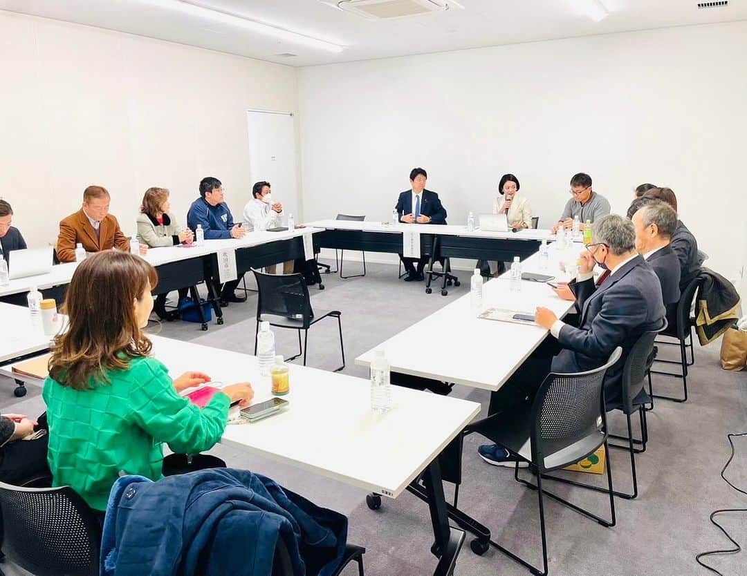 足立康史さんのインスタグラム写真 - (足立康史Instagram)「昨夕は、大阪維新の会・北摂ブロック議員団（横尾しずか支部長）の会合にお招きいただき、大阪都構想、教育無償化、大改革プラン、身を切る改革等について話題提供させていただきました。とてと楽しく有意義で私も勉強になりました。みんなで北大阪を盛り上げて、政治の責任を果たしてまいりましょう！」12月18日 8時41分 - adachiyasushi