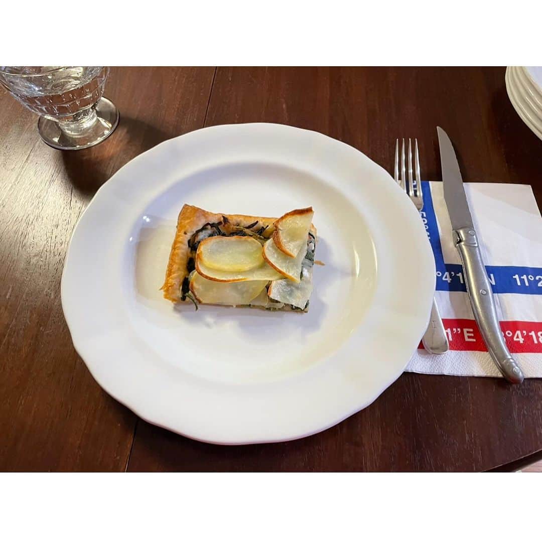 井山三希子さんのインスタグラム写真 - (井山三希子Instagram)「・ 昨夜はみやちゃん宅で忘年会 スタートのパイ生地のお料理から美味しかった カッテージチーズにほうれん草と玉ねぎを和え、上にジャガイモのスライス、名前を忘れた…  ごぼうのスープにフレッシュなオリーブオイル！ レバーペーストにこねないパンにレモンのコンフィの鶏と野菜の蒸し煮はスープまで美味しい〜　 デザートのタルト・タタンは村一さんの林檎🍎 美しいグラスを洗い磨いて、ご馳走さまでしたー みやちゃんありがとう！！」12月18日 8時51分 - nikoyagi