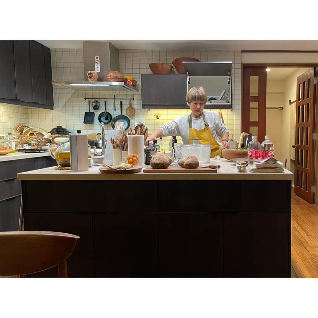 井山三希子さんのインスタグラム写真 - (井山三希子Instagram)「・ 昨夜はみやちゃん宅で忘年会 スタートのパイ生地のお料理から美味しかった カッテージチーズにほうれん草と玉ねぎを和え、上にジャガイモのスライス、名前を忘れた…  ごぼうのスープにフレッシュなオリーブオイル！ レバーペーストにこねないパンにレモンのコンフィの鶏と野菜の蒸し煮はスープまで美味しい〜　 デザートのタルト・タタンは村一さんの林檎🍎 美しいグラスを洗い磨いて、ご馳走さまでしたー みやちゃんありがとう！！」12月18日 8時51分 - nikoyagi