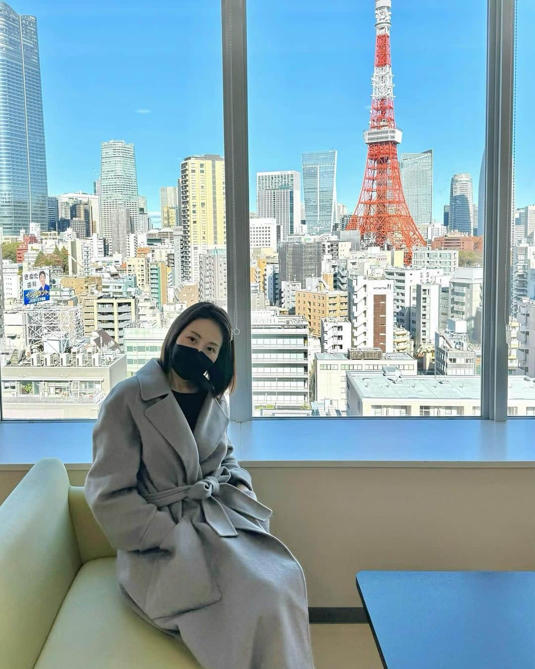 宮田綾子さんのインスタグラム写真 - (宮田綾子Instagram)「無事予定通り退院しました、数えきれないほどのDMをいただき本当に元気になれました🥰ありがとうございます🫶 入院中の経過はストーリーズに載せていましたが毎日2万人もの方が見てくださって、入院時のアドバイスやオモロいこと、優しいお言葉をいっぱいいただき嬉しかったです💕 また同じような症状に悩む方、これから手術予定の方も世の中にこんなにもいるのかとびっくりするくらいたくさんいらっしゃいました👀 私も長年 他のクリニックで様子見のままここまで来ましたが、色んな先生に相談してみるのが良いと思います 今年6月に病院を変えて半年後に手術が決まり、12月なんてずいぶん先だなぁと思っていたけどあっという間でした、笑 もうクリスマスと大晦日がやってくるなんて信じられない😹 半年間飲んだレルミナは私にとってはキョーレツで、頭痛が酷すぎて救急車になったり、気持ち悪くなったり、眠れない、ホットフラッシュ、様々な更年期症状が薬で一気に出てきてかなり参りましたがそれもようやく服用が終わってホッとしています でもそのおかげで大きかった筋腫がだいぶ小さくなって（13㎝→10cmくらい）手術も腹腔鏡手術で済みました 筋腫だけでなく子宮と卵管も全摘したので全部で400g 17cmくらいのものがお腹から無くなりました 術後は麻酔が切れたらもちろん激痛でしたが、1日ずつ少しずつ回復していくものですね❤️‍🩹ふいのクシャミが恐怖です、笑 私のプロフィールハイライトの『子宮筋腫のこと』にもまとめてありますので見てみてください、また何か思い出したときに追記していこうと思います🗒️  東京済生会中央病院の最上階角部屋の東京タワービューという都内某高級ホテルの眺めとほぼ一致🗼✨もう一生分の東京タワーを見た気がします😹 院内はとっても綺麗でトイレやシャワールームも快適でした 先生についてもかなり質問いただくのでDMください💌  おへそとその下に3つ傷があって昨日までは内出血して腫れていたけどだいぶ腫れがおさまってきました🙌 ジムはすぐには復帰できないけどストレッチやトレーナーさんにオンラインお願いして少しずつ体を動かしていこうと思います🤍 とにかく体が硬すぎるので来年の目標は柔軟ですね😹  今年残りは、まだ投稿してない先月の写真もあったりするので少しずつ投稿していこうかなと思います📱 入院直前に買ったばかりのiPhone15が壊れてなんか慌ただしかったけど写真無事で良かった☺️  51歳 美容やトレーニングなどを投稿しています！ フォローして他の投稿もチェックしてみてね ❤️ @ayako__miyata ←23.4万フォロワーありがとう❤️  #子宮筋腫 #腹腔鏡手術 #更年期 #退院 #退院しました」12月18日 8時53分 - ayako__miyata