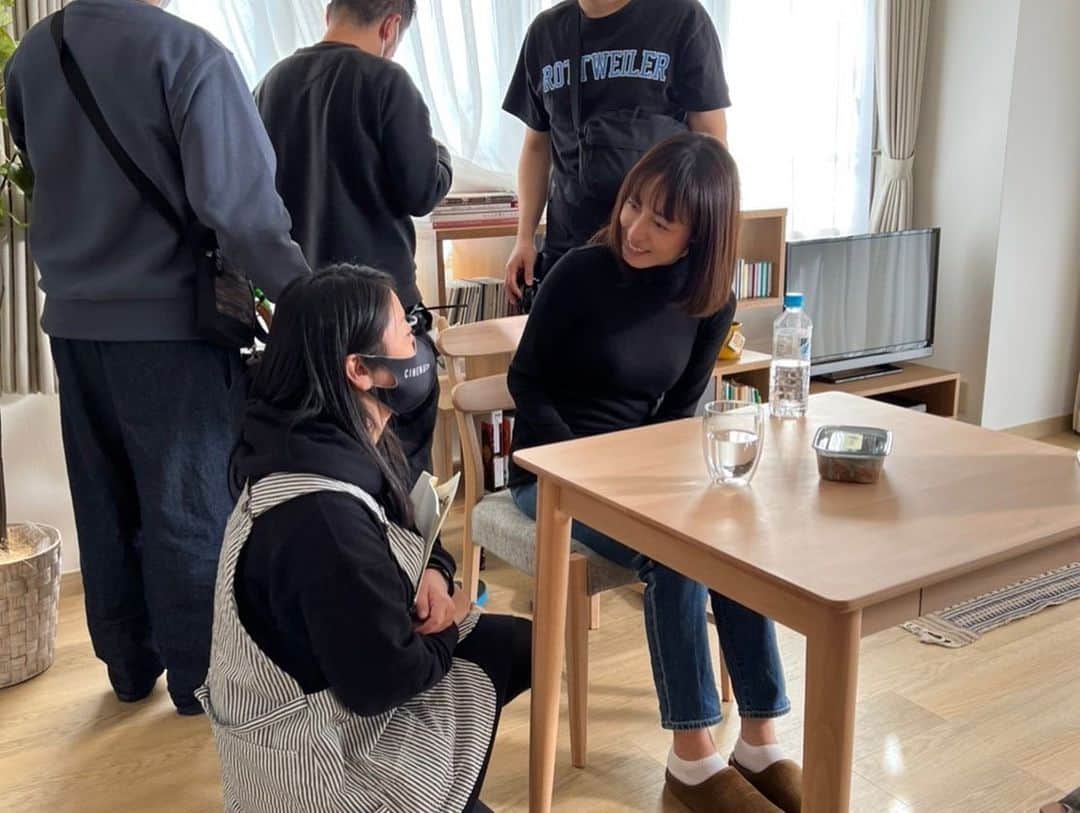 及川奈央のインスタグラム：「映画 #心のありか  2年前の撮影時オフショット。  #上原三由樹 監督と、合間にディスカッションを重ねながら撮影しました。 このシーンは悲しいシーンでしたが、ひと時の笑顔です。  本日公開4日目。 15:20より上映です！ 池袋シネマ・ロサにてご鑑賞ください。 平日なのでゆったりとご覧いただけるかと思います。」
