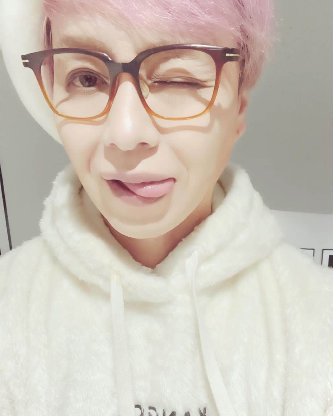IZAMのインスタグラム：「G Morning World.🌍✨ 　 Let's do our best today as well. Let's live each day to the fullest without catching a cold.  I will be broadcasting a chat on Music champ tonight from 7pm to 8pm.」
