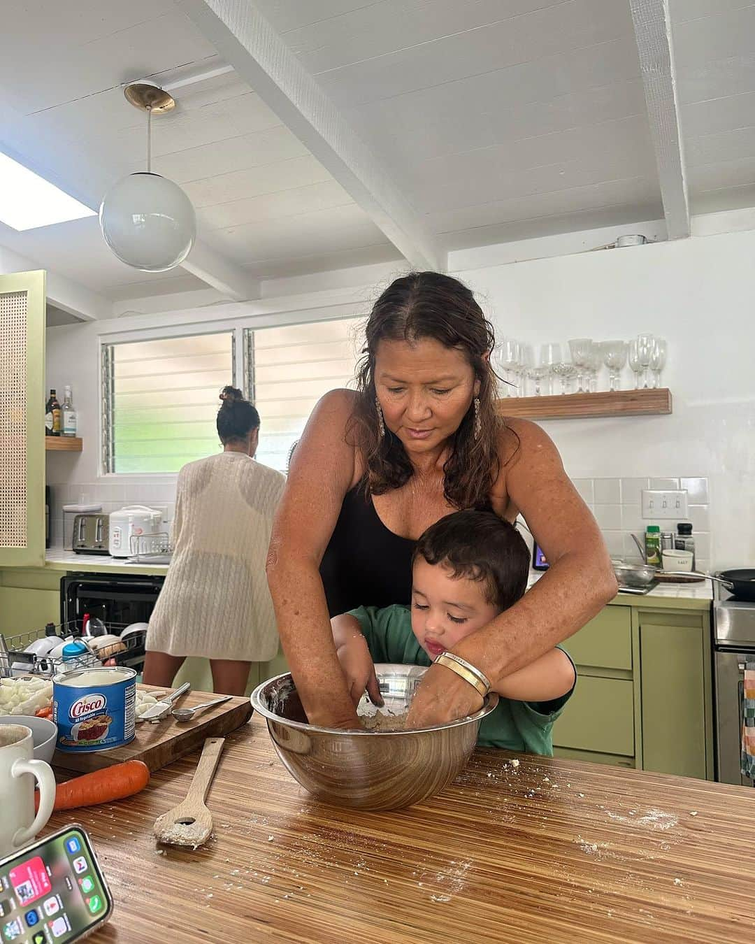 ケリア・モニーツさんのインスタグラム写真 - (ケリア・モニーツInstagram)「It’s the first Sunday, or first day should I say that we have been home, watching movies, cooked, and enjoyed the kids in over a month. So we made a chicken pot pie and an apple pie. It is now 2:25pm, they are both napping so that means I’m about to binge watch some brainless show and enjoy an hour of peace and quite. HAPPY SUNDAY. Thank you everyone who has supported our new venture in @honolulupawn, especially @docsinparadise who’s holding it down so I can be home today! I appreciate you more than you know !!! Also, swipe for some Sunday service by @tammymoniz… haha “」12月18日 9時36分 - keliamoniz