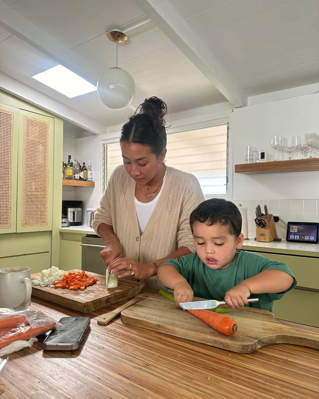 ケリア・モニーツのインスタグラム：「It’s the first Sunday, or first day should I say that we have been home, watching movies, cooked, and enjoyed the kids in over a month. So we made a chicken pot pie and an apple pie. It is now 2:25pm, they are both napping so that means I’m about to binge watch some brainless show and enjoy an hour of peace and quite. HAPPY SUNDAY. Thank you everyone who has supported our new venture in @honolulupawn, especially @docsinparadise who’s holding it down so I can be home today! I appreciate you more than you know !!! Also, swipe for some Sunday service by @tammymoniz… haha “」