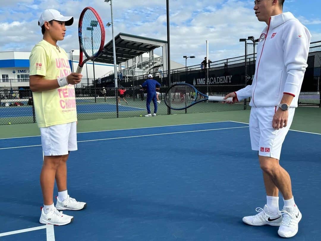 錦織圭さんのインスタグラム写真 - (錦織圭Instagram)「ユニクロ全日本ジュニア選手権で優勝した子供達がフロリダに来て、1週間頑張ってました！ 子供達に教えるのはとても楽しいですし、自分の為にもなっています。言葉選びやいつもと違う目線からテニスを見ることができてとてもいい時間でした。 この機会を通して海外でテニスする楽しさそして厳しさを感じてくれると嬉しいです。」12月18日 10時02分 - keinishikori