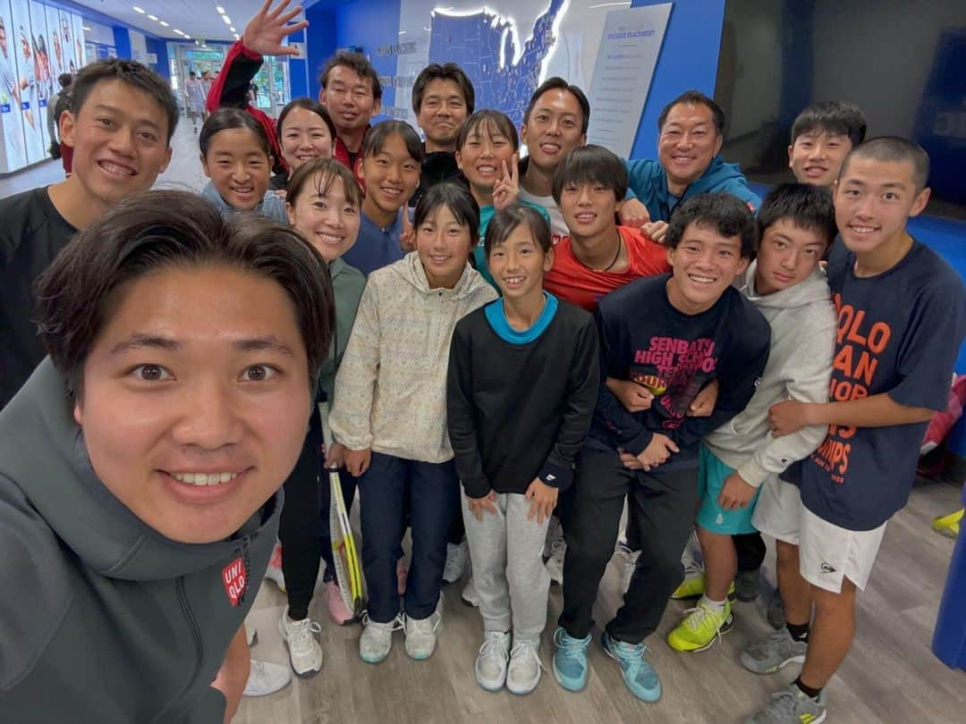 錦織圭さんのインスタグラム写真 - (錦織圭Instagram)「ユニクロ全日本ジュニア選手権で優勝した子供達がフロリダに来て、1週間頑張ってました！ 子供達に教えるのはとても楽しいですし、自分の為にもなっています。言葉選びやいつもと違う目線からテニスを見ることができてとてもいい時間でした。 この機会を通して海外でテニスする楽しさそして厳しさを感じてくれると嬉しいです。」12月18日 10時02分 - keinishikori