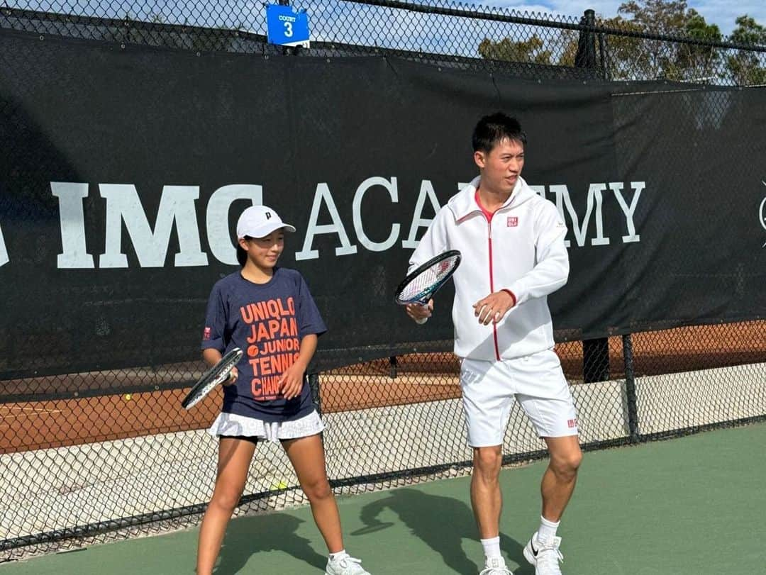 錦織圭さんのインスタグラム写真 - (錦織圭Instagram)「ユニクロ全日本ジュニア選手権で優勝した子供達がフロリダに来て、1週間頑張ってました！ 子供達に教えるのはとても楽しいですし、自分の為にもなっています。言葉選びやいつもと違う目線からテニスを見ることができてとてもいい時間でした。 この機会を通して海外でテニスする楽しさそして厳しさを感じてくれると嬉しいです。」12月18日 10時02分 - keinishikori