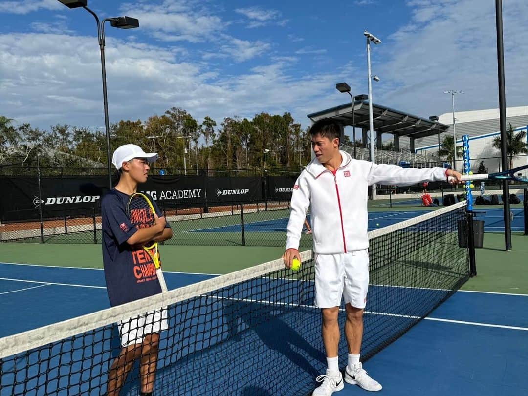 錦織圭さんのインスタグラム写真 - (錦織圭Instagram)「ユニクロ全日本ジュニア選手権で優勝した子供達がフロリダに来て、1週間頑張ってました！ 子供達に教えるのはとても楽しいですし、自分の為にもなっています。言葉選びやいつもと違う目線からテニスを見ることができてとてもいい時間でした。 この機会を通して海外でテニスする楽しさそして厳しさを感じてくれると嬉しいです。」12月18日 10時02分 - keinishikori