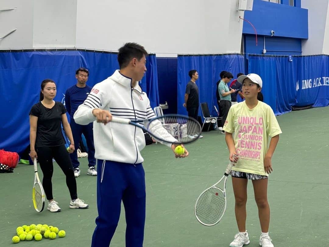 錦織圭さんのインスタグラム写真 - (錦織圭Instagram)「ユニクロ全日本ジュニア選手権で優勝した子供達がフロリダに来て、1週間頑張ってました！ 子供達に教えるのはとても楽しいですし、自分の為にもなっています。言葉選びやいつもと違う目線からテニスを見ることができてとてもいい時間でした。 この機会を通して海外でテニスする楽しさそして厳しさを感じてくれると嬉しいです。」12月18日 10時02分 - keinishikori