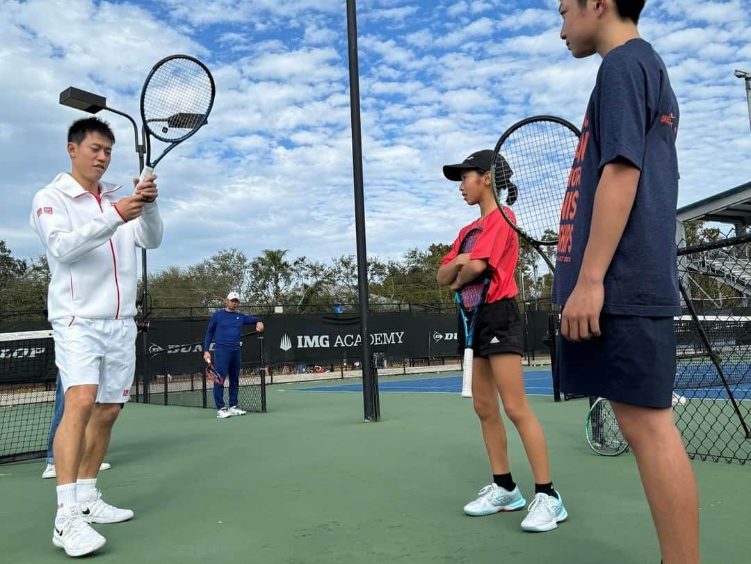 錦織圭さんのインスタグラム写真 - (錦織圭Instagram)「ユニクロ全日本ジュニア選手権で優勝した子供達がフロリダに来て、1週間頑張ってました！ 子供達に教えるのはとても楽しいですし、自分の為にもなっています。言葉選びやいつもと違う目線からテニスを見ることができてとてもいい時間でした。 この機会を通して海外でテニスする楽しさそして厳しさを感じてくれると嬉しいです。」12月18日 10時02分 - keinishikori