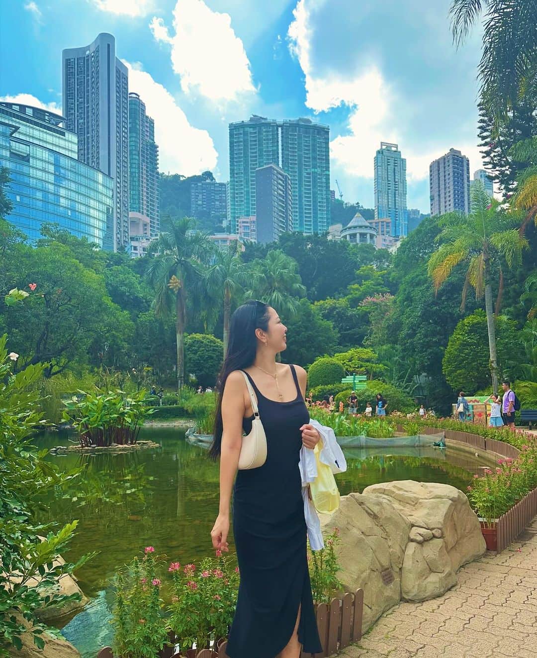 黒木桃子のインスタグラム：「📍香港公園 Hong Kong Park / Hong Kong  都会のオアシス♡香港公園 ナイスビューな観光スポット・ヴィクトリアピークに行く前のお散歩にぴったりだったよ 緑とビルのコントラストが面白い景色🌳🌇  ベンチもふんだんにあるし、お花も咲いていて🌼のんびりした雰囲気で気持ちよかったです  #香港旅 #香港旅行 #香港公園 #旅好き✈️ #ひとり旅女子 #女子旅最高 #公園散歩 #旅計画 #hongkongtrip」