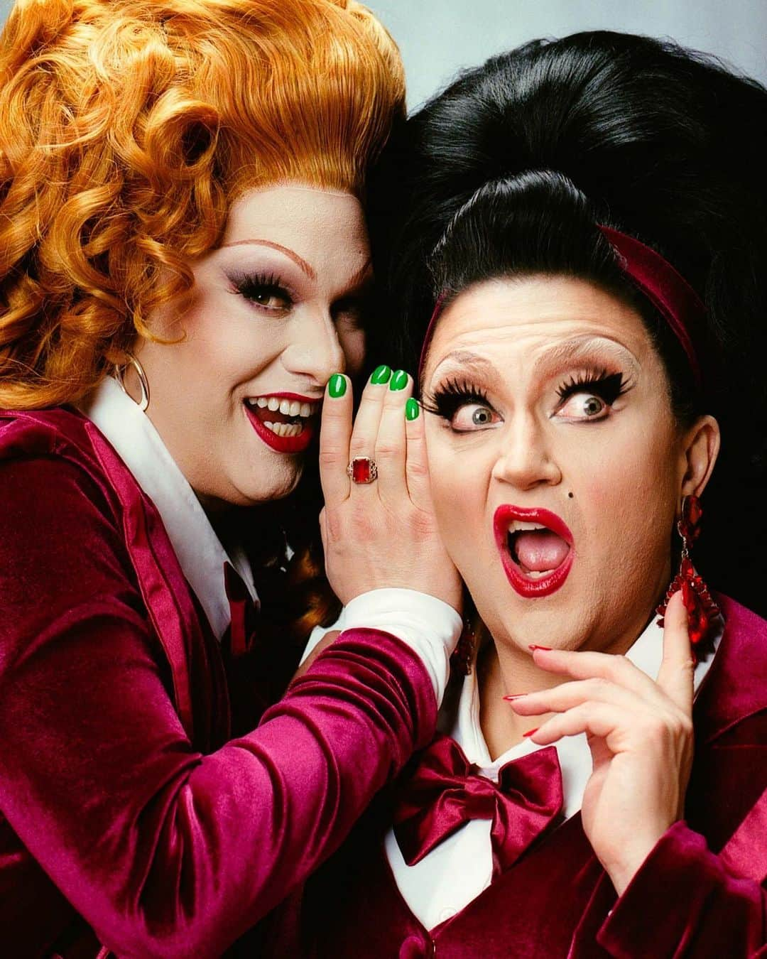 ニューヨーク・タイムズのインスタグラム：「Are your holidays a drag? The “RuPaul’s Drag Race” alums Jinkx Monsoon and BenDeLaCreme hope to fix that with a queer, clever and heartfelt Christmas show filled with dancing candy canes, glittery gowns and songs about trauma.   What began in small standing-room-only clubs has grown over the past five years into a 30-city tour. It kicked off mid-November in Glasgow and will wrap in Vancouver, British Columbia, on Dec. 30.   The latest iteration of “The Jinkx & DeLa Holiday Show” is its most ambitious yet: an hour and a half of naughty gags and nice, inspirational messages. In the past, the script’s arc was built on tension between Jinkx and DeLa. This year, the two are united as they try to tame a common enemy: the show itself. (Yes, it’s meta, but it’s hysterical.)  Tap the link in our bio to read more about how @thejinkx and @bendelacreme put their own spin on Christmas cheer. Photo by @djdumpling」