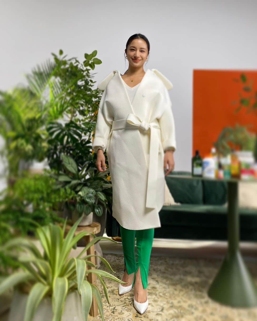 高橋メアリージュンのインスタグラム：「Jacket... @xiaoli_studio  Knit... @bananarepublic_jp  Pants... @wolford @wolford_japan  Shoes... @manoloblahnik   Styling by @fashion_bba  Hair&Make up by @ksyknk   i herbの「Open the box」youtubeにアップされているので是非ご覧下さい💚」