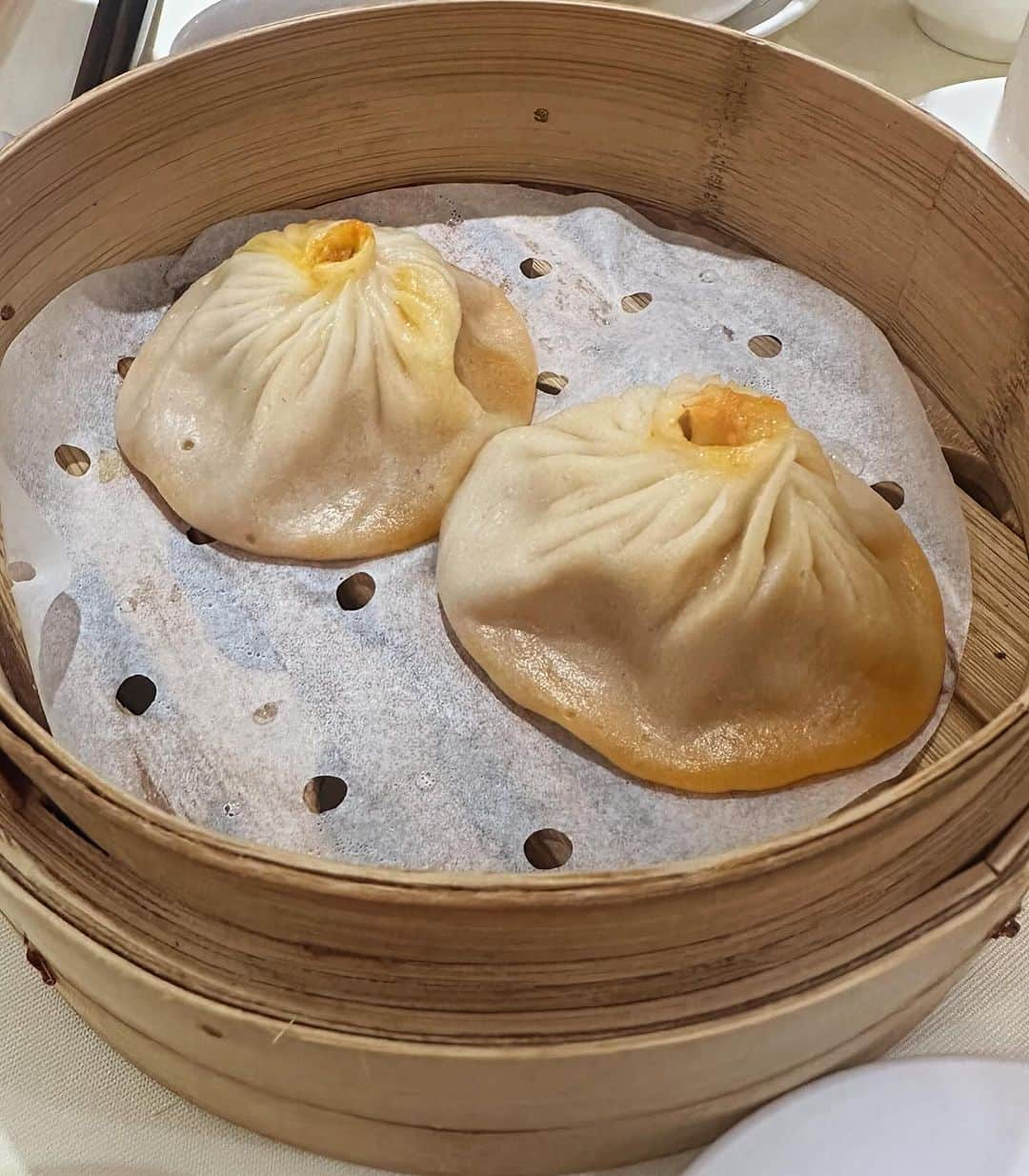 黒木桃子さんのインスタグラム写真 - (黒木桃子Instagram)「📍Wu Kong Shanghai Restaurant / Hong Kong ,Tsim Sha Tsui  10-11月ごろ香港に行くことがあったら絶対に蟹食べたい…！と思っていたので、念願の #上海蟹 ♡ 尖沙咀のこちらのお店は、カジュアルな雰囲気で上海蟹が頂ける人気のお店！予約必須だよ🦀 蟹の小籠包美味しかった、大満足🫶温かいすり胡麻のデザートが意外な美味しさだったので是非試してみてね  #wukongrestaurant #shanghaicrab #上海蟹 #香港グルメ #尖沙咀グルメ #食べ旅 #香港旅 #旅日記 #女子旅プラン #蟹食べ行こう」12月18日 11時17分 - momoko_nagano