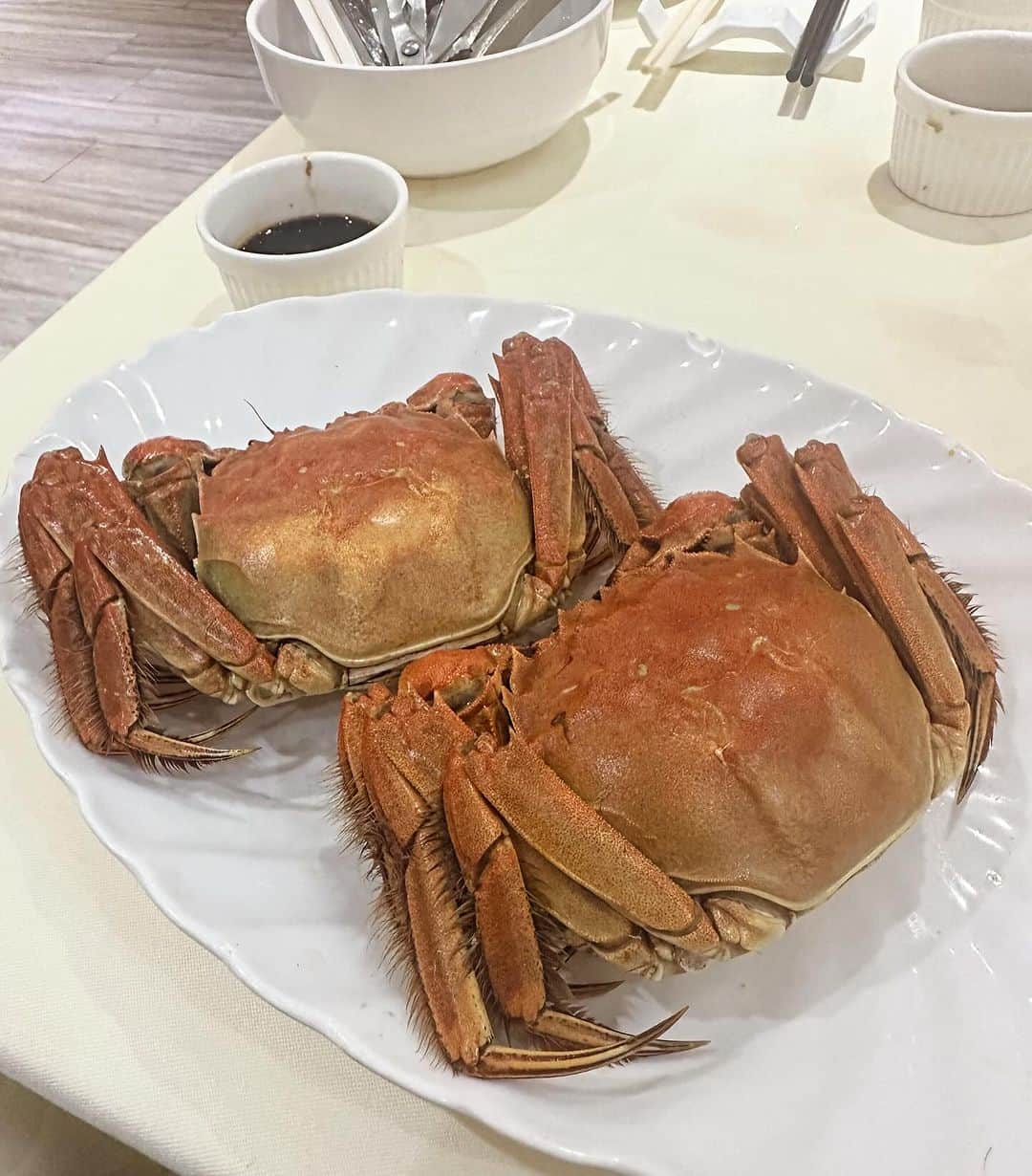 黒木桃子さんのインスタグラム写真 - (黒木桃子Instagram)「📍Wu Kong Shanghai Restaurant / Hong Kong ,Tsim Sha Tsui  10-11月ごろ香港に行くことがあったら絶対に蟹食べたい…！と思っていたので、念願の #上海蟹 ♡ 尖沙咀のこちらのお店は、カジュアルな雰囲気で上海蟹が頂ける人気のお店！予約必須だよ🦀 蟹の小籠包美味しかった、大満足🫶温かいすり胡麻のデザートが意外な美味しさだったので是非試してみてね  #wukongrestaurant #shanghaicrab #上海蟹 #香港グルメ #尖沙咀グルメ #食べ旅 #香港旅 #旅日記 #女子旅プラン #蟹食べ行こう」12月18日 11時17分 - momoko_nagano