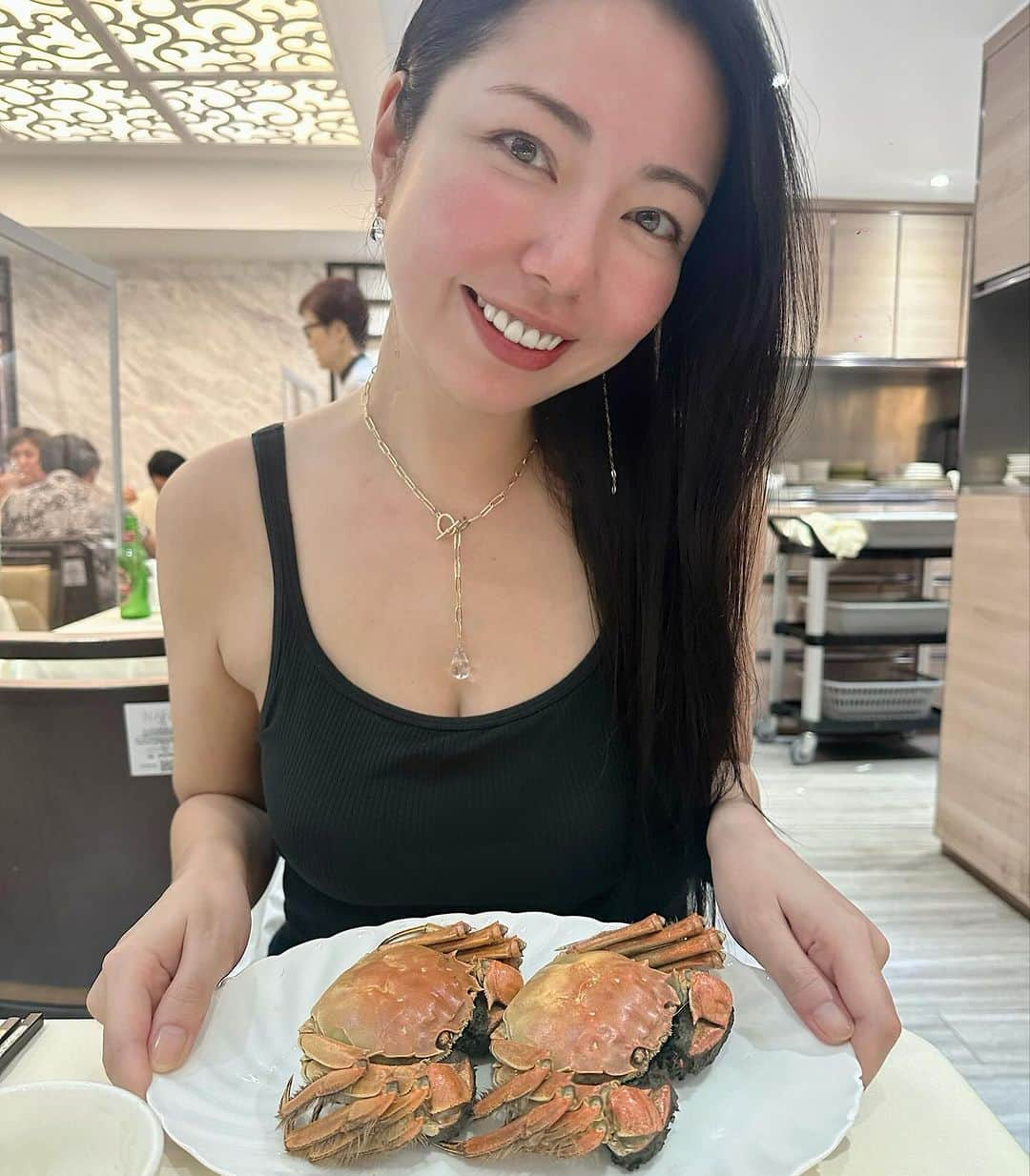 黒木桃子のインスタグラム：「📍Wu Kong Shanghai Restaurant / Hong Kong ,Tsim Sha Tsui  10-11月ごろ香港に行くことがあったら絶対に蟹食べたい…！と思っていたので、念願の #上海蟹 ♡ 尖沙咀のこちらのお店は、カジュアルな雰囲気で上海蟹が頂ける人気のお店！予約必須だよ🦀 蟹の小籠包美味しかった、大満足🫶温かいすり胡麻のデザートが意外な美味しさだったので是非試してみてね  #wukongrestaurant #shanghaicrab #上海蟹 #香港グルメ #尖沙咀グルメ #食べ旅 #香港旅 #旅日記 #女子旅プラン #蟹食べ行こう」