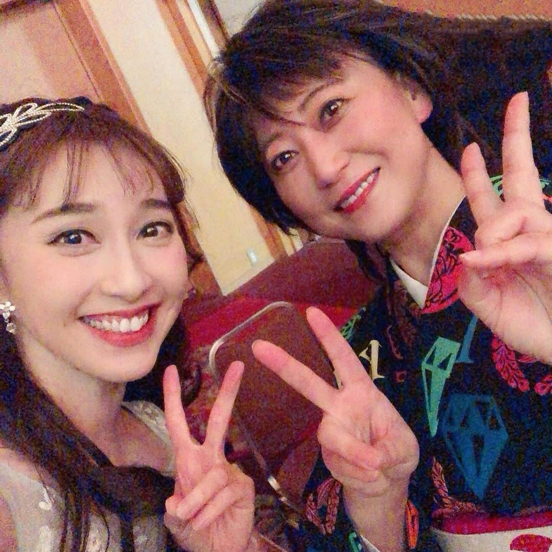 水谷千重子のインスタグラム：「おはようございました😉 昨晩はホテルオークラ福岡さんでのディナーショーありがとうございました😌🙇😍🍾👏 福岡の皆様はホントにノリがよくて楽しくってしょうがなかったわ🤭🤣🤣 福岡では初開催なんだけどもう100回くらいやってる感覚でお客様とも仲良しだった😂😂 ゲストのはいだしょうこちゃんのトークはもうひっちゃかめっちゃか😂😂😂しかし歌はもう感動ものよ🥹しょうこちゃんありがとう🥰 来年も是非千重子を福岡に🙇🙇🙇😘😘 素敵なクリスマスディナーありがとうございました #クリスマスディナーショー #ホテルオークラ福岡」