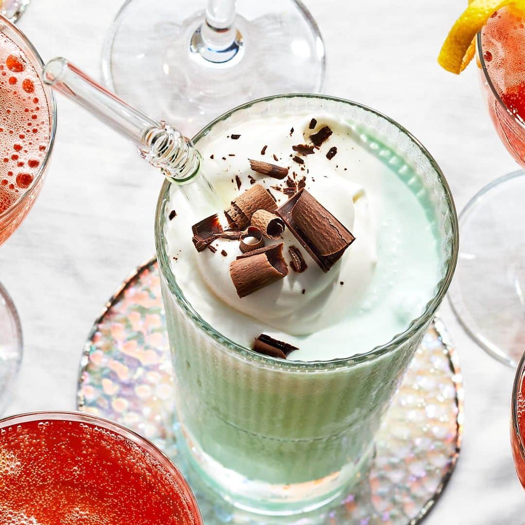 Food & Wineのインスタグラム：「🚨Holiday hosts (or people who just want a good cocktail) 🚨 you'll want to head to the link in bio for 24 festive cocktails that'll bring the cheer all season long. From Frozen Grasshoppers to Buttered Rums or Guava Ponche with Sweet Vermouth to Matcha Highballs we've got tipples for every taste.   🍹: @andrewmvolk and @brianarocks, @stephanieizard, @paolasuavicrema, @on_the_bar_top,  📸: @protazio, @antonisachilleos, @dylanandjeni, @chelsealouisekyle  🥄: @cmariekeely, @cdaley7, @drewdrewaichele  🍽: @emilynaborshall」