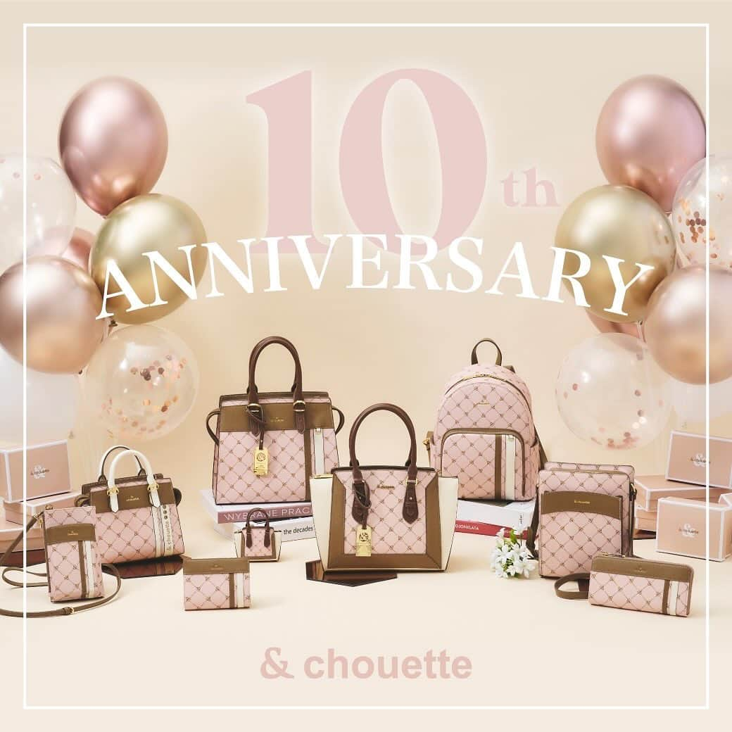 & chouetteさんのインスタグラム写真 - (& chouetteInstagram)「. アンドシュエット 10th Anniversary🥳 ... このたび、& chouetteは 12/20に10周年を迎えます🌟  10周年を記念して、 ブランドカラーをピンクベージュに一新。  10周年を記念したスペシャルアイテムは、 人気のモノグラムシリーズの新ブランドカラーにちなんだ新色や 10色トートなどが登場🌟 ... さらに公式オンラインショップ&店頭ではスペシャルなキャンペーンも実施中🌟  〈campaign 1〉 12/25(月)までの期間中、 最大20％OFFのクーポンが当たるチャンス！ ※公式オンラインショップ特設サイトより抽選内容をご覧いただけます。 店舗と施策内容が異なりますので、予めご了承ください。  〈campaign 2〉 モノグラムフェア開催中！ 12/11(月)～12/20(水)までの期間中、 モノグラムデザインシリーズが10％OFF！  & chouetteの人気シリーズモノグラムデザインは、 ブランドロゴを総柄でデザインした トレンド感溢れるアイテム。 特別な日のお出かけバッグにもオススメ♪  ...  #andchouette #アンドシュエット」12月18日 11時43分 - and.chouette