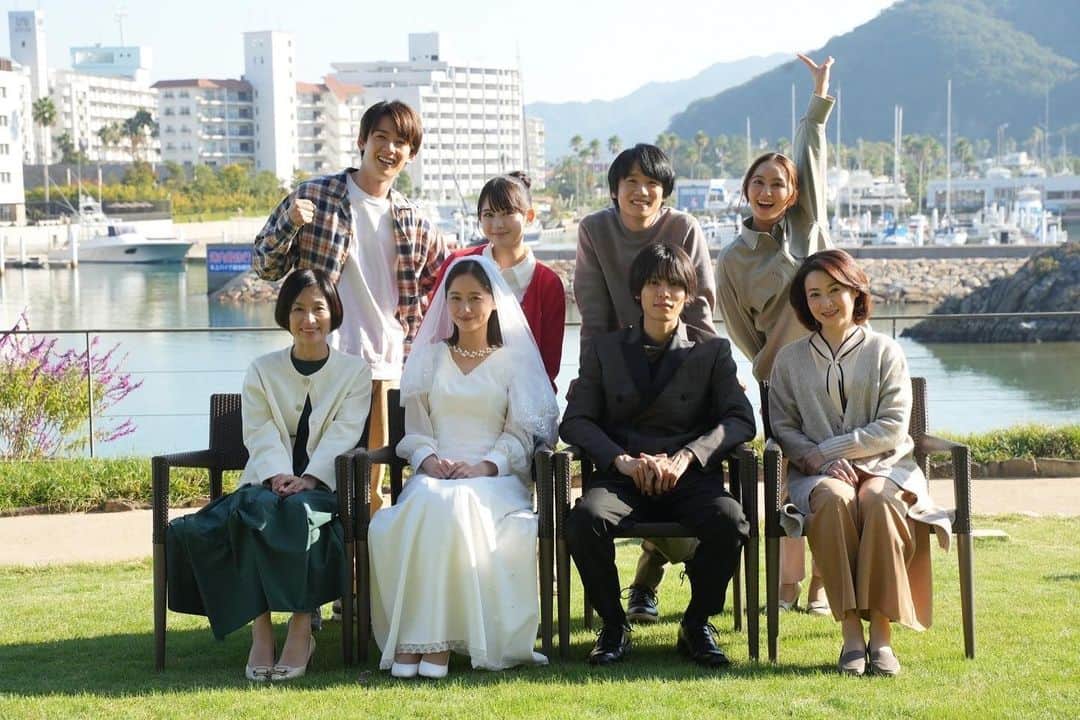 岡田結実のインスタグラム：「ABCドラマ「たとえあなたを忘れても」最終回 観てくださった方々ありがとうございました♡  全ての登場人物が今というものに一生懸命に生きてもがいて、綺麗だけじゃない生きるっていう事の難しさと儚さを教えてもらえました。 解離性健忘というものがあるから難しいんじゃなくて、 人と向き合う事自体が生きるっていう事自体が とても困難な道のりが多くて、明日というものに目を背けたくなってしまう事が多いんじゃないかなと私自身がこのドラマに参加させていただいている間すごく感じました けど、美璃ちゃんと空が選んだ未来と紡いできた物語は、本当に人間らしくて愛らしくて観てくださった皆さんを照らしてくれたんじゃないかなと思っております！ 演者さんも撮影チームも本当に大好きです😂💚 ずっとふざけてた私をにこにこ笑顔で受け入れてくれてた座長のまゆちゃん まゆちゃんの、女性としての女優さんとしての芯の部分を側で見られて私は幸せでした。♡ 語ったら止まらないので、またいつか皆さんとお話ししたいですね〜 本当に観てくださった皆様 撮影スタッフの皆様 関わってくださった全ての方に感謝の気持ちでいっぱいです！ありがとうございました🐈‍⬛  あと、はためいが最高はゆわずもがなです！わら」