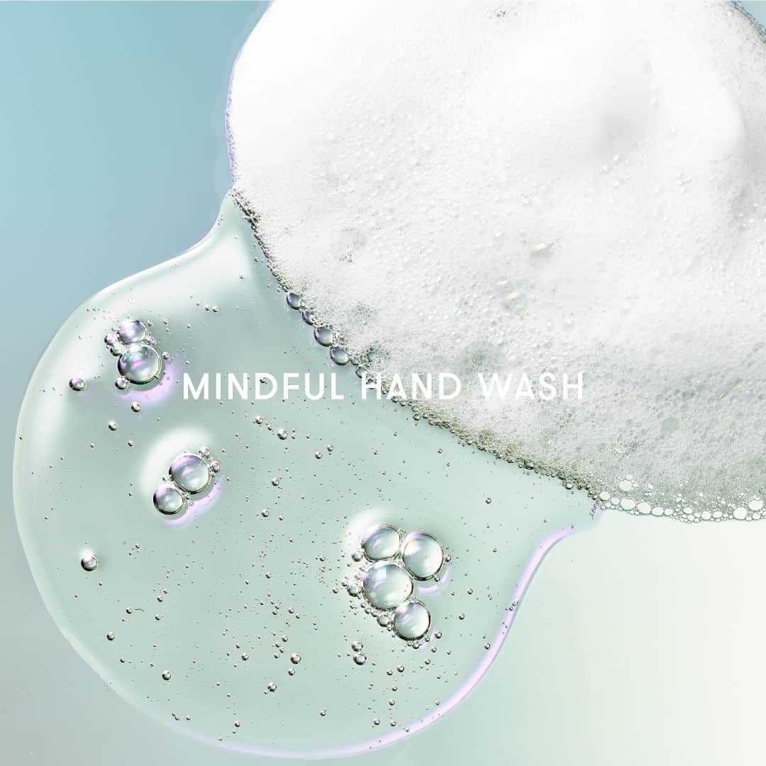 SinnPureté シン ピュルテのインスタグラム：「MINDFUL  HANDWASH  滑らかにとろけるように泡立ちつと広がる、新感覚フェミニンな香り。 洗いあがりしっとり、なめらかな手肌へ。  一日に何度も洗う手肌だから、硫酸系の洗浄成分は一切使用せず、弱酸性に仕上げたハンドウォッシュ。 美容成分をふんだんに配合したとろみのあるジェルは、きめ細やかに泡立ち、優しさで包み込み、スパイスとフローラルウッディの新感覚な大人フェミニンな香りが揺るぎない魅力を再構築し、新たな輝きを解き放ちます。  ■香りのコンセプト FREE  SPIRIT　自由な精神 自分ルールの存在に気づき、手放す。 そんな決められた枠組みや固定観念をリセットし、自由な精神で人生を謳歌する。 トップは爽やかでフルーティなベルガモットとブラックカラントを中心に、ひと癖あるスパイスのクローブやカルダモンなどが混ざり合う。 ミドルのリリーやネロリ、ローズの花々がふわりと広がり、優しいフェミニンな印象へ変化。 ベースのセンシュアルで深い表情を見せるアンバーやムスクに、シダーウッドやサンダルウッドのまろやかな香りが、様々な変化を魅せるこの香りの軸となっていく。 まるで変化を楽しむ自由な精神の持ち主のように、周囲を惹きつけ、魅了していく香りです。  香調：フローラル　ウッディ  TOP Bergamot, Black Currant, Clove, Cardamon MIDDLE Neroli, Lily, Jasmine, Rose BASE Cedarwood, Sandalwood, Amber, Musk  #シンピュルテ #sinnpureté #sinnpurete #mindfulbeauty  #ハンドウォッシュ #マインドフルハンドウォッシュ #handwash #シグネチャーパフューム #SignaturePerfume #FreeSpirit」