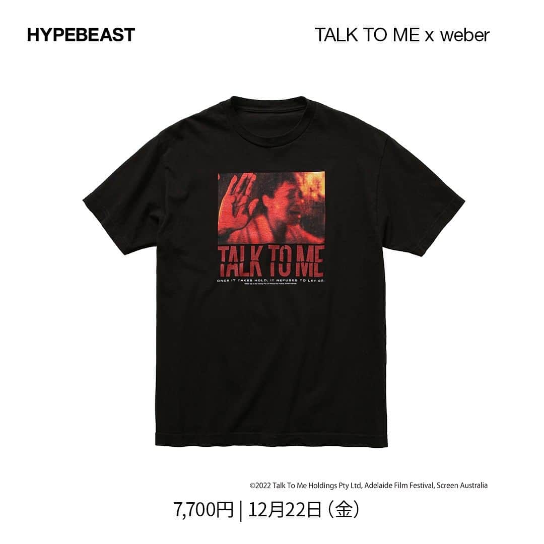 HYPEBEAST Japanのインスタグラム：「@hypebeaststyle : @weber71_ が『ミッドサマー』『mid90s』などを手掛けた映画スタジオ A24 のホラー史上最高興収を記録した話題作『TALK TO ME/トーク・トゥ・ミー』の日本公開を記念したコラボTシャツをリリース。“# 90 秒憑依チャレンジ”という映画の内容に合わせて、映画公開の12月22日（金）正午～12月26日（火）5 時までの“# 90 時間限定” にて受注販売を実施する。また、12月29日（金）からは新宿ピカデリーや大阪ステーション シティシネマなど一部劇場でも、数量限定で販売開始 Photo : weber」