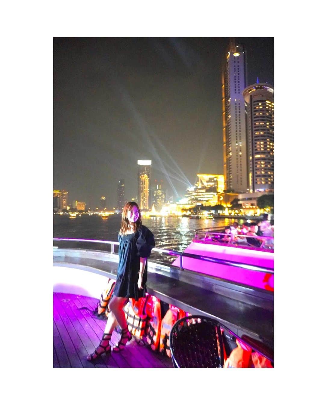 本田麻里絵のインスタグラム：「#kkday公認旅レポーター #pr  バンコク観光のハイライト 【チャオプラヤー川ディナークルーズ】  在タイ6年で初めて行って来た💙 内容もかなりに充実してて素敵な思い出が出来たよ✨  ブッフェ食べ放題 船上で生演奏アリ 大花火を船から見られる（期間限定） ワットアルンに大接近 ソムタム目の前で作ってくれた♡  初めてバンコクに来る人にもおすすめだけど、 リピーターか在住の人にも見応えあって面白いクルーズだと思う💓👌  12月の今は風も気持ちよくて 花火も見れちゃったので最高🍷  本帰国が決まった大好きな友達と... ゆっくり過ごせた素敵な時間でした((´∀｀))  @kkdayjp  https://kkday.me/vqUJz」