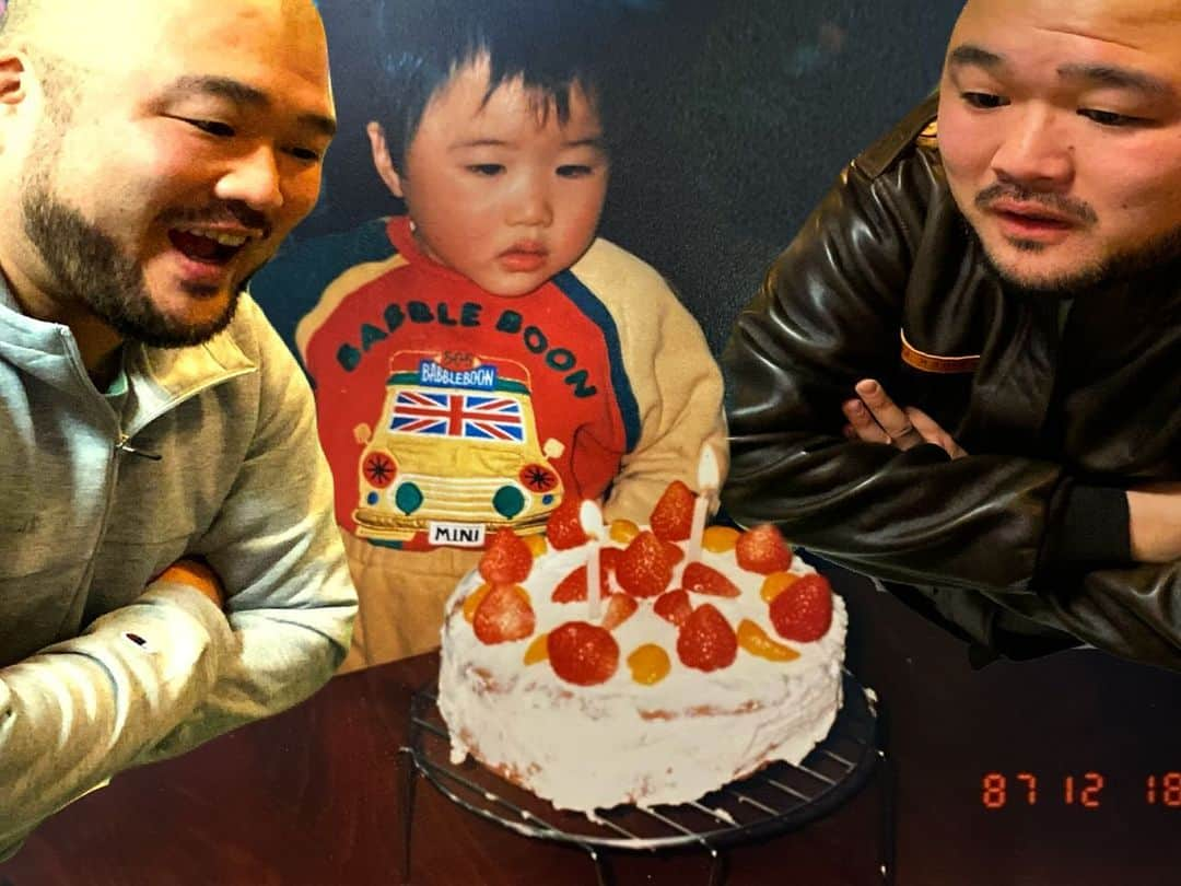 長谷川俊輔（クマムシ）さんのインスタグラム写真 - (長谷川俊輔（クマムシ）Instagram)「本日誕生日を迎え38歳になりました！！！  2歳の時の俺を両サイドから見る38歳の俺。  朝目覚めて突然この画像を作り出しました。怖いです！！  たくさんのお祝いのメッセージありがとうございます💪   #自分で  #こんなん  #作って  #流石に  #やばいよ  #ハッピーバースデー  #ハッピーバースデートゥーミー   #Happybirthday  #誕生日  #この世に  #生を受けて  #38年目  #早すぎ  #いつも通り  #サウナ行って  #街の定食屋行って  #散歩しよう  #寒いので  #あったかいんだからぁ  #してね」12月18日 12時04分 - haseman80000000