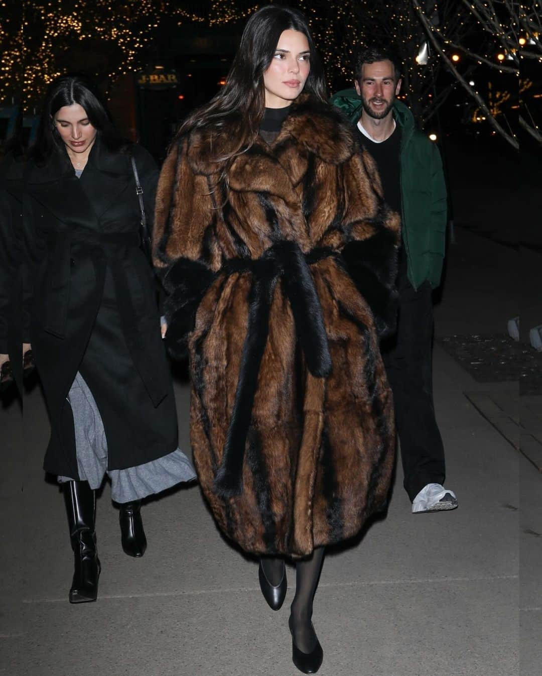 Just Jaredのインスタグラム：「Kendall Jenner joined her friends Lauren Perez and David Waltzer for dinner in Aspen several hours before it was revealed she had split with Bad Bunny. #KendallJenner #LaurenPerez #DavidWaltzer Photos: Backgrid」