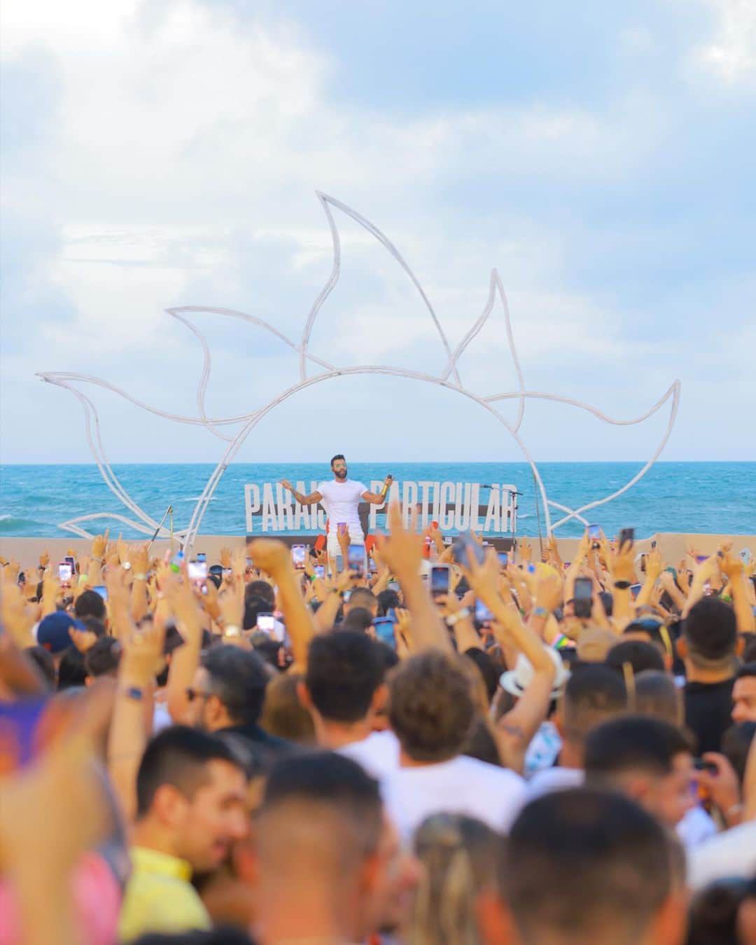グスタボ・リマのインスタグラム：「QUE SHOWZAÇO DO EMBAIXADOR! O @GusttavoLima deu uma verdadeira aula e disse que daqui a pouco tem uma surpresa pra gente…  Pausa para observarmos essa vista para o mar de tirar o fôlego! ☀️🌊」