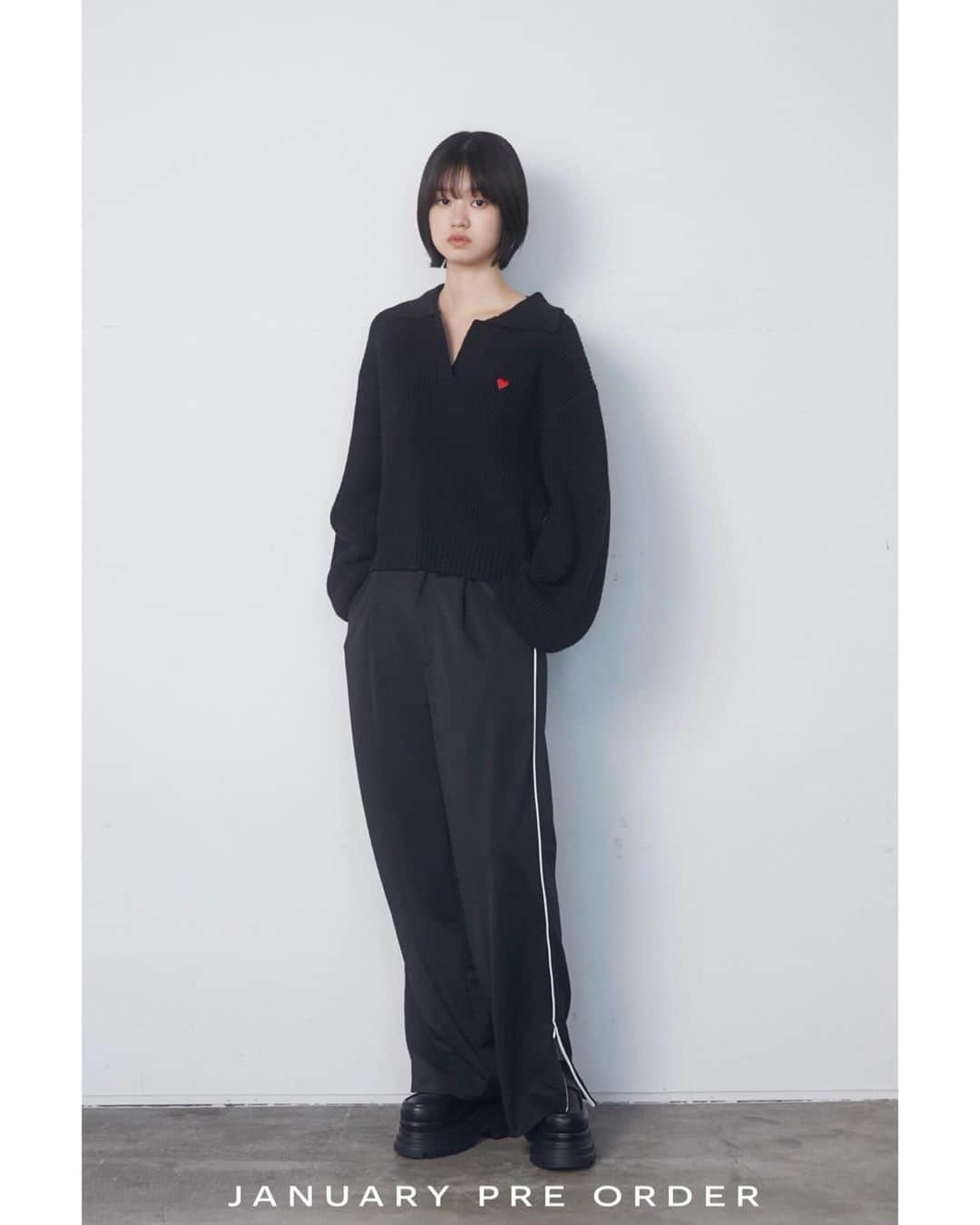 EMODAのインスタグラム：「ㅤㅤㅤㅤㅤㅤㅤㅤㅤㅤㅤㅤ Pre order item  ・ SKIPPER WIDE KNIT ￥ 7,590 tax'in(1月発売予定) ・ SIDE LINE SLACKS PANTS ￥ 8,690 tax'in(1月発売予定) ・TANK HEEL LOAFER ￥ 15,180 tax'in(1月発売予定) ＿＿＿＿＿＿＿＿＿＿＿＿＿＿＿＿＿＿＿＿＿＿＿＿  ■FLYING SALE max70%OFF！！一足先に人気アイテムがSALE価格に！  ■NEW ITEM POINT×15 >12/1(fri)12:00-12/21(THU)23:59  ＿＿＿＿＿＿＿＿＿＿＿＿＿＿＿＿＿＿＿＿＿＿＿＿  詳細は( @emoda_official )のTOPのURL,storiesチェック✔️  ㅤㅤㅤ ㅤㅤㅤㅤㅤㅤ #EMODA #スキッパーニット #オーバーサイズニット #サイドラインパンツ #冬コーデ #RUNWAYchannel #2024 #January #winter @emoda_snap」