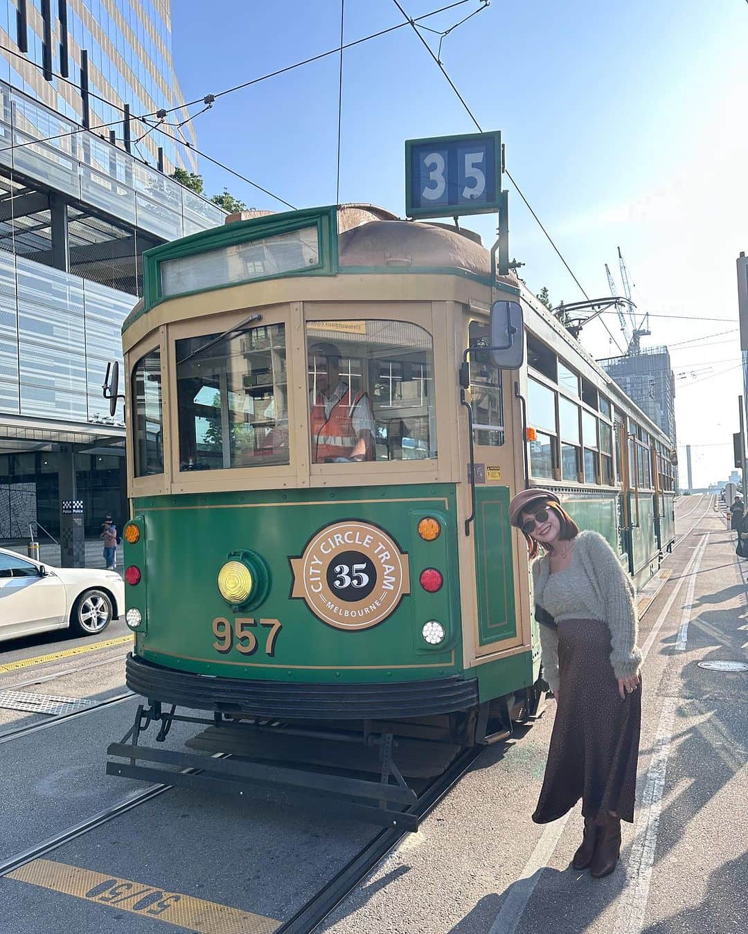 郭圈圈さんのインスタグラム写真 - (郭圈圈Instagram)「超級美的 #圖書館 🤎🤎 #statelibraryofvictoria  是個必去必拍的景點～可以直接搭電梯到6樓，再慢慢走下來分別參觀5樓&4樓看下去的不同視角唷！最後可以到1樓假裝看書？🤣 - 晚餐吃韓式🇰🇷 這間好吃你們可以存起來：Surasang Melbourne 수라상 멜버른 👍🏻 我最愛煎餅跟湯～ 跟7年多沒見的英國研究所同學約 過了這麼久沒見，可以在異地相遇真的是很開心的一晚🥳 吃完聊不夠再去續攤～這間roof top bar氛圍也很棒！店名：HER  - 墨爾本第一天去了不少地方～市區景點算蠻集中的，喜歡🤎 #lea_outfit @marule.official ✨ 官網下單🔗marumarulea.com -. . . . #圈圈去澳洲 #墨爾本 #墨爾本美食 #州立圖書館」12月18日 12時45分 - helloiamlea