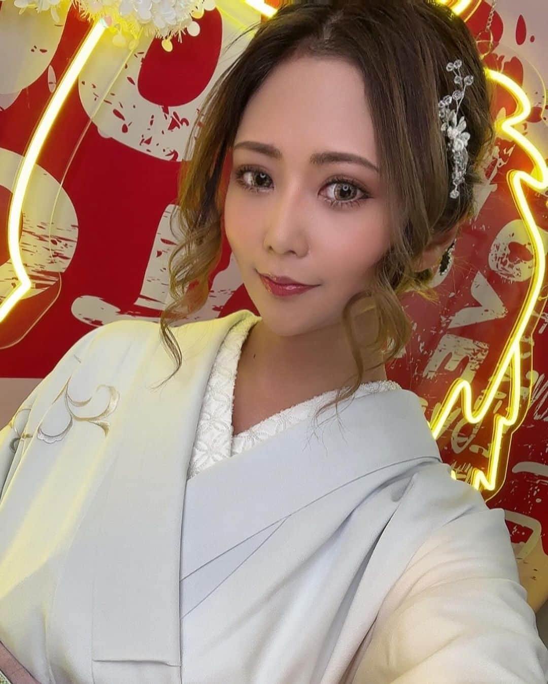 REINAさんのインスタグラム写真 - (REINAInstagram)「. 来月のバースデー用の撮影 してもらいました📸‎🤍 @caba2_hokkaido   写真写りの悪すぎる私をいつも なんとか仕上げてもらってます🤣 ありがとうございます🥹✨️  最後の写真は使わなかったけど 完全カメラマンさんの悪ノリで 撮ってもらったおふざけ写真 せっかくなので載せます✌🏽笑  お着物レンタルは今回も @sapporokyotomiyabi 👘 お世話になりました‎🤍  最近のOVERは週末はとくに 遅い時間に混雑しがちですので お早めのご来店お待ちしております🧡  団体のお客様はパーティプランも 対応できますのでご相談ください🪽  本日も出勤です👼🏽 よろしくお願いいたします✨️  OVER LOUNGE CLUB 札幌市中央区南6条西4丁目 第21桂和ビル5F  #すすきの#ラウンジ#すすきのラウンジ#すすきの新店#overloungeclub#オーバーラウンジクラブ#ホステス#キャバ嬢#キャバクラ#ニュークラ#すすきのキャバクラ#すすきのニュークラ#銀座#六本木#中洲#北新地 #着物#和装#撮影#バースデー#📸#👘#kimono#shooting#followme」12月18日 12時47分 - reina.overloungeclub