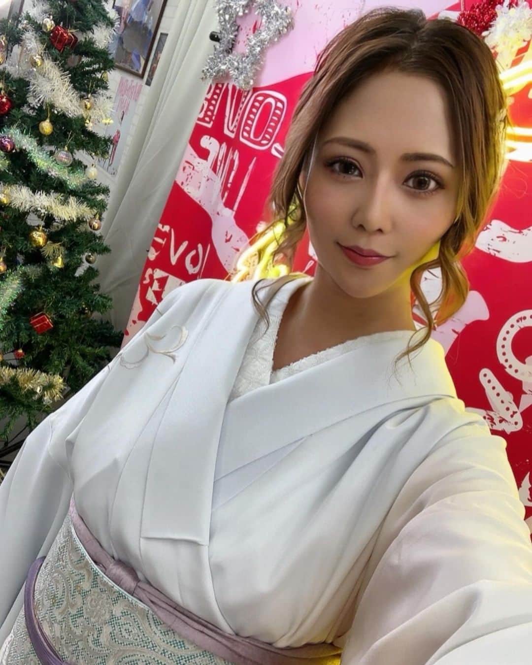 REINAさんのインスタグラム写真 - (REINAInstagram)「. 来月のバースデー用の撮影 してもらいました📸‎🤍 @caba2_hokkaido   写真写りの悪すぎる私をいつも なんとか仕上げてもらってます🤣 ありがとうございます🥹✨️  最後の写真は使わなかったけど 完全カメラマンさんの悪ノリで 撮ってもらったおふざけ写真 せっかくなので載せます✌🏽笑  お着物レンタルは今回も @sapporokyotomiyabi 👘 お世話になりました‎🤍  最近のOVERは週末はとくに 遅い時間に混雑しがちですので お早めのご来店お待ちしております🧡  団体のお客様はパーティプランも 対応できますのでご相談ください🪽  本日も出勤です👼🏽 よろしくお願いいたします✨️  OVER LOUNGE CLUB 札幌市中央区南6条西4丁目 第21桂和ビル5F  #すすきの#ラウンジ#すすきのラウンジ#すすきの新店#overloungeclub#オーバーラウンジクラブ#ホステス#キャバ嬢#キャバクラ#ニュークラ#すすきのキャバクラ#すすきのニュークラ#銀座#六本木#中洲#北新地 #着物#和装#撮影#バースデー#📸#👘#kimono#shooting#followme」12月18日 12時47分 - reina.overloungeclub