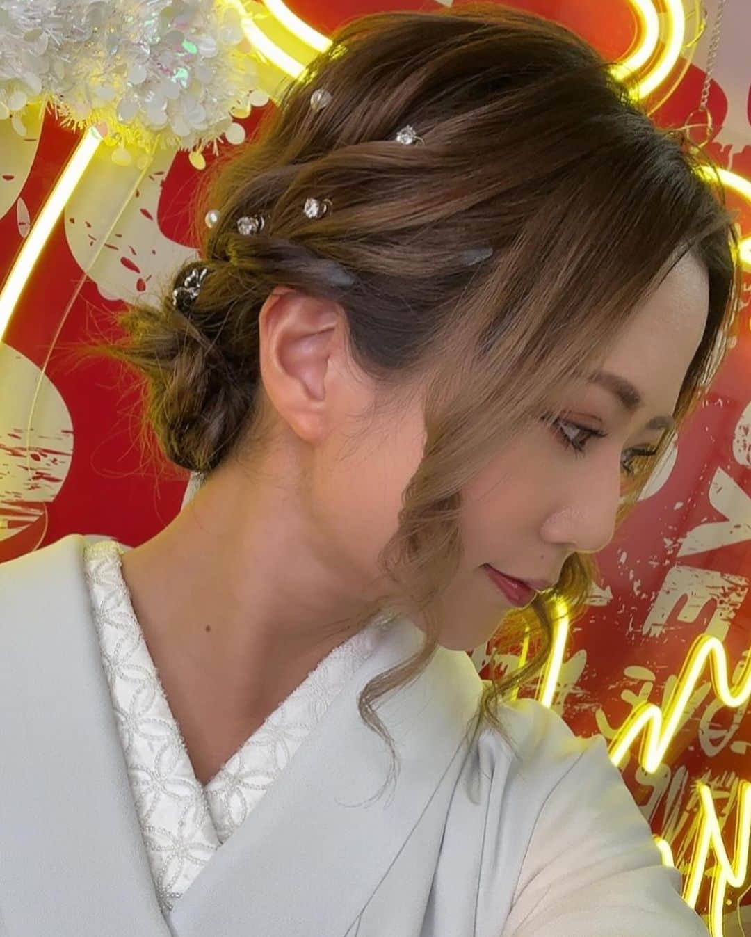 REINAさんのインスタグラム写真 - (REINAInstagram)「. 来月のバースデー用の撮影 してもらいました📸‎🤍 @caba2_hokkaido   写真写りの悪すぎる私をいつも なんとか仕上げてもらってます🤣 ありがとうございます🥹✨️  最後の写真は使わなかったけど 完全カメラマンさんの悪ノリで 撮ってもらったおふざけ写真 せっかくなので載せます✌🏽笑  お着物レンタルは今回も @sapporokyotomiyabi 👘 お世話になりました‎🤍  最近のOVERは週末はとくに 遅い時間に混雑しがちですので お早めのご来店お待ちしております🧡  団体のお客様はパーティプランも 対応できますのでご相談ください🪽  本日も出勤です👼🏽 よろしくお願いいたします✨️  OVER LOUNGE CLUB 札幌市中央区南6条西4丁目 第21桂和ビル5F  #すすきの#ラウンジ#すすきのラウンジ#すすきの新店#overloungeclub#オーバーラウンジクラブ#ホステス#キャバ嬢#キャバクラ#ニュークラ#すすきのキャバクラ#すすきのニュークラ#銀座#六本木#中洲#北新地 #着物#和装#撮影#バースデー#📸#👘#kimono#shooting#followme」12月18日 12時47分 - reina.overloungeclub