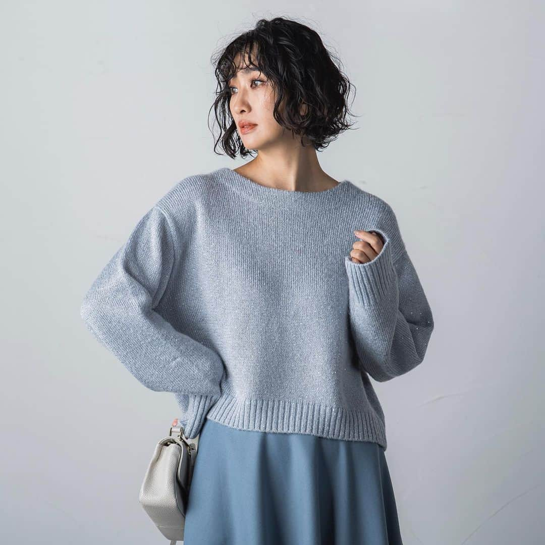 LAUTREAMONTさんのインスタグラム写真 - (LAUTREAMONTInstagram)「.  《 NEW ARRIVAL! 》 -recommend new KNIT -  .  令シーズン1番の注目素材でもある華やかな煌めき感のあるニット。ツヤ感のあるヘアリーなモヘア素材にスパンコールを編み込んでいます。  動くたびにキラキラと光るスパンコールが華やいだ気分にさせてくれる1枚。コンパクトな文感なので、足長効果もあります。コーディネートにプラスすることで一気に今シーズンらしい着こなしが叶うニットです❄️  .  ・3112-39021 color:ブルー/オフホワイト ✔︎【洗えるニット】ヘアリースパンコールニット ¥25,300(taxin)  . ____________ #LAUTREAMONT #2023AW #2023autumn #wintercollection #winterfashion  #ロートレアモン」12月18日 12時48分 - lautreamont_insta