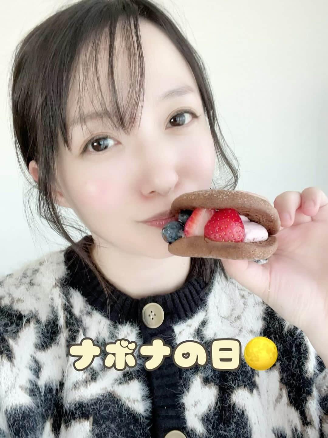 紗々のインスタグラム：「今日12/18は #ナボナの日 🌕✨ 大好物のナボナでお祝いですーヽ(´▽`)/ 店舗限定の #生ナボナ ベリーベリーショコラが 美味しすぎた😳🍓🫐🍫  いつものナボナと栗乃も買ってきて、大満足です🥰  ナボナ大好き🌕💕  #亀屋万年堂 #ナボナ女子 #12月18日はナボナの日」