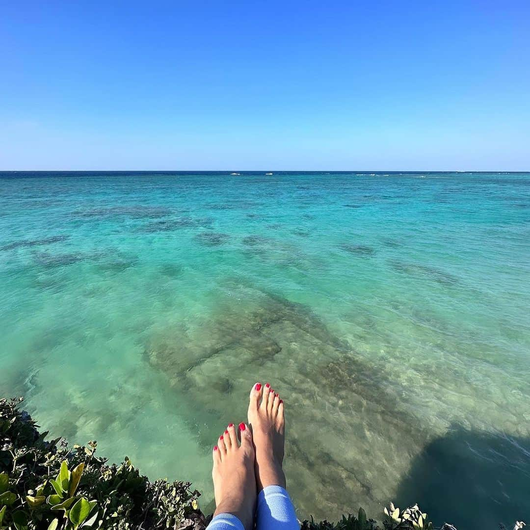 福田朋夏さんのインスタグラム写真 - (福田朋夏Instagram)「もう少ししたらこの海にクジラがやってくるよ🐳 クジラの親子に会うの楽しみだな🥰  #okinawa #beach #freediving #ocean」12月18日 13時42分 - tomoka_fukuda